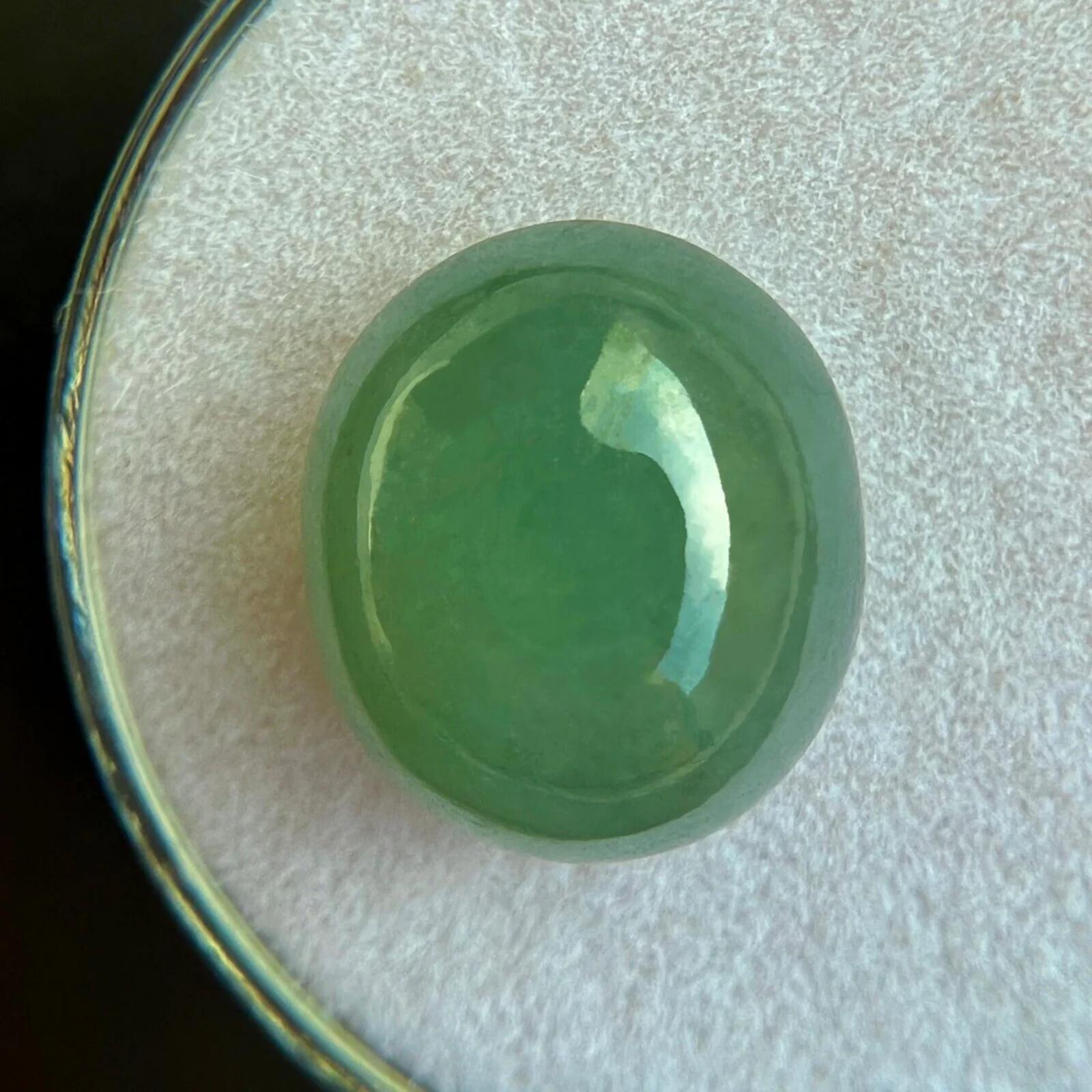 Femenino o masculino Gema natural de cabujón ovalado de jadeíta verde profundo de grado 