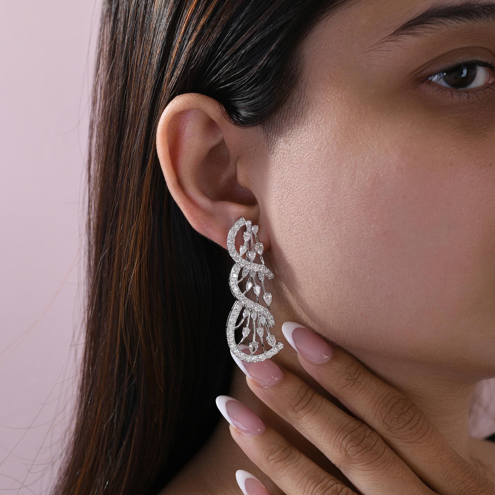 Estos Pendientes de Boda Largos de Oro Blanco de 14 quilates con Diamante SI/H Natural de 6,84 quilates presentan diamantes de talla redonda y pera, tres curvas tachonadas con diamantes de talla redonda una debajo de la otra, y diamantes de talla