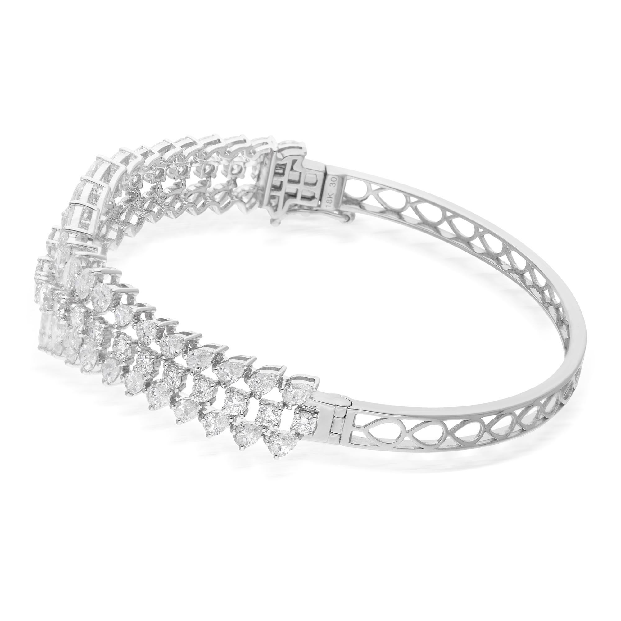 Fabricado en oro blanco de 18 quilates, el engaste proporciona el fondo perfecto para los diamantes, ofreciendo una estética lujosa y contemporánea. La superficie lisa y pulida del brazalete garantiza un ajuste cómodo a la vez que contribuye a su