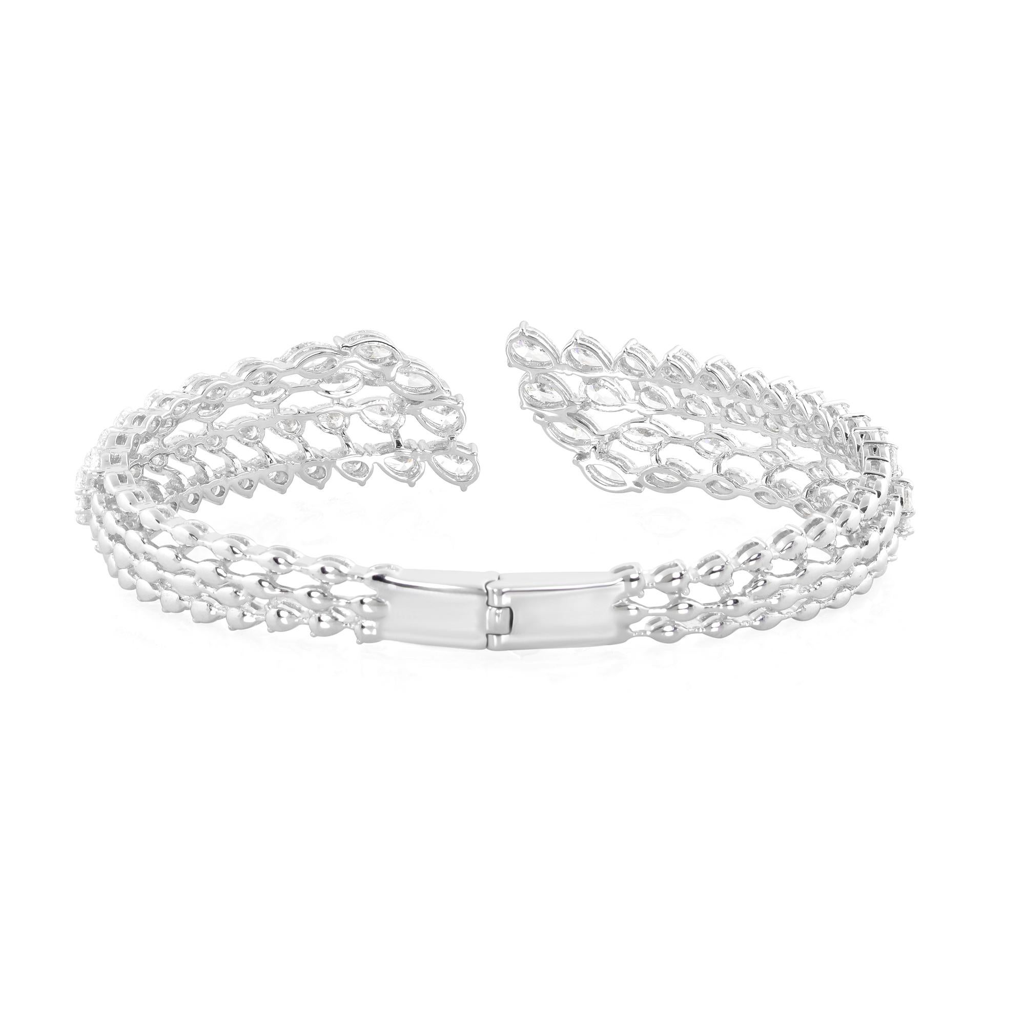 Manschettenarmband aus 18 Karat Weißgold mit natürlichem 7.1 Karat birnenförmigem Marquise-Diamant im Zustand „Neu“ im Angebot in Diera, Dubai