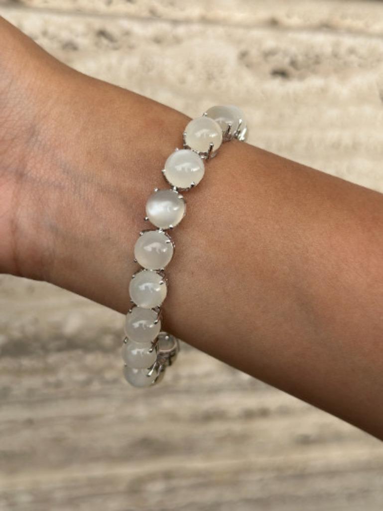 Il braccialetto tennis con occhio di tigre naturale da 71,45 carati in argento sterling mette in mostra un occhio di tigre naturale che brilla all'infinito, con un peso di 71,45 carati. Misura 7 pollici di lunghezza. 
L'Occhio di Tigre stimola la