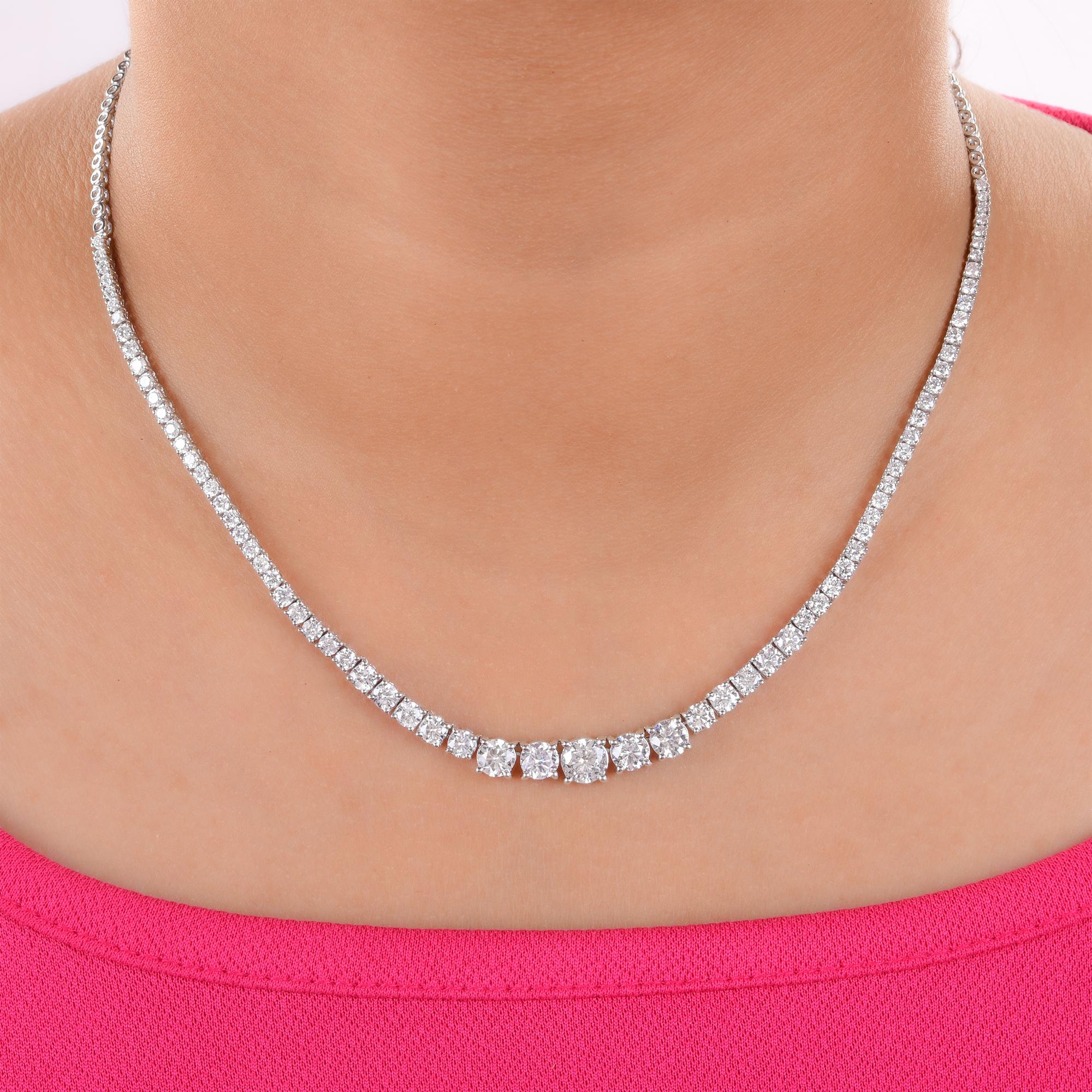 Questa collana a catena in oro bianco 18 carati con diamanti rotondi naturali da 7,17 carati è caratterizzata da diamanti graduali di taglio rotondo incastonati nella catena, con il più grande incastonato al centro e il più piccolo incastonato nella