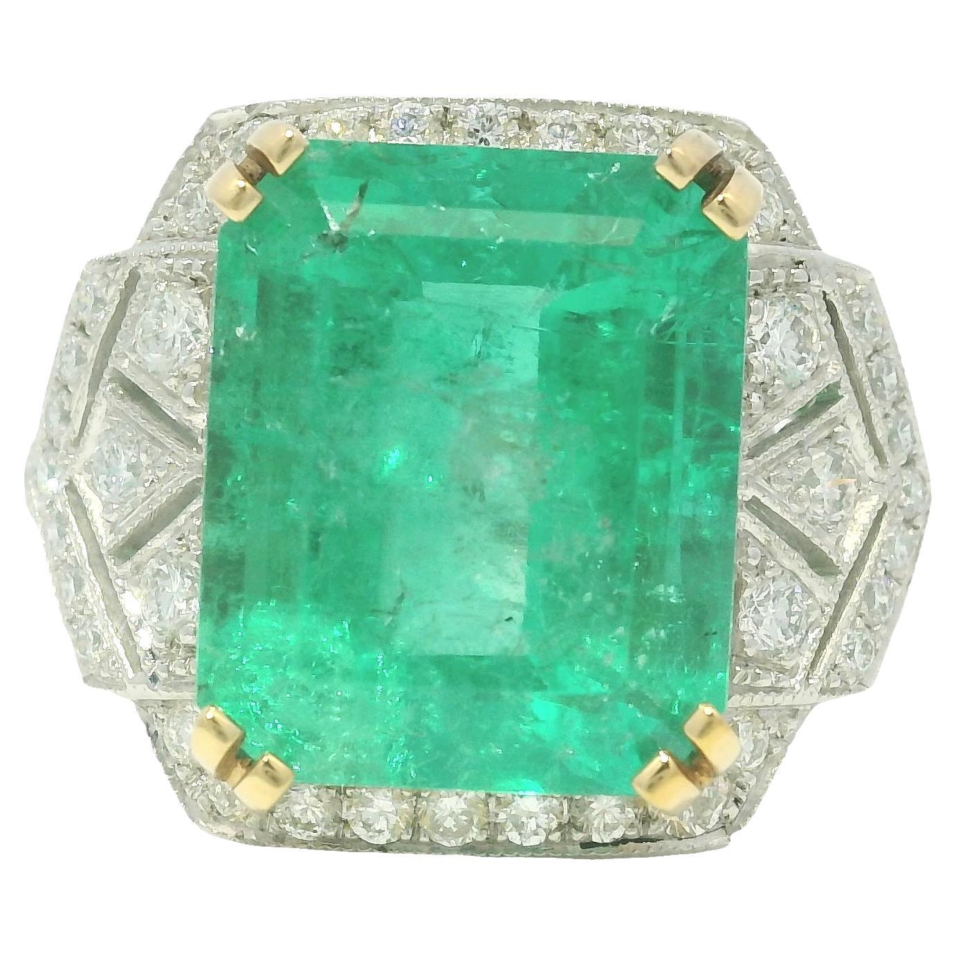 Natürlicher 7,19 Karat Smaragd
Diamant Platin
18-Karat Art Deco Ring Vorrätig