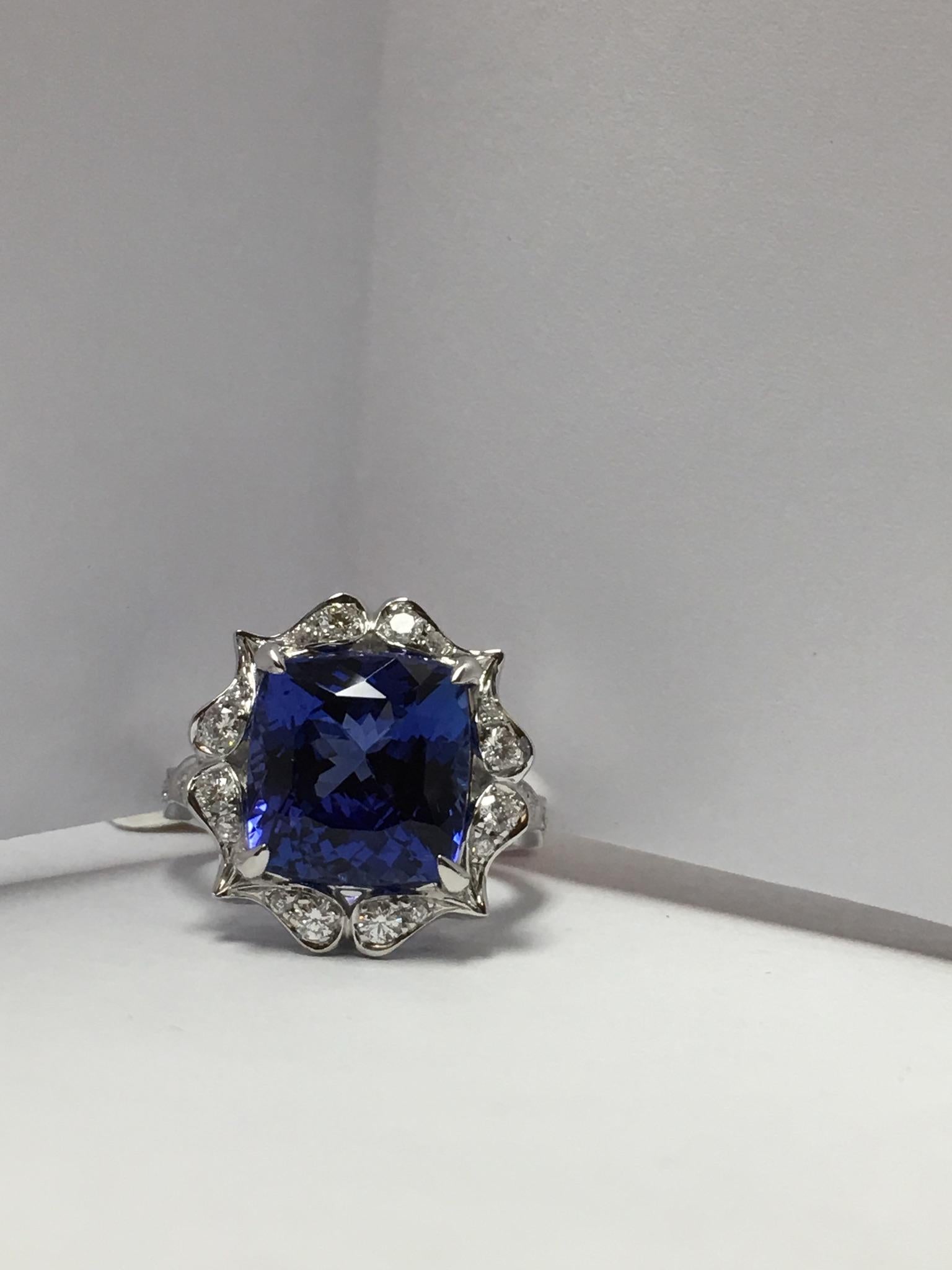 Natural 7.53 Carat Tanzanite and 0.42 Carat Diamonds Set in 14 Karat Gold Ring In New Condition In Trumbull, CT