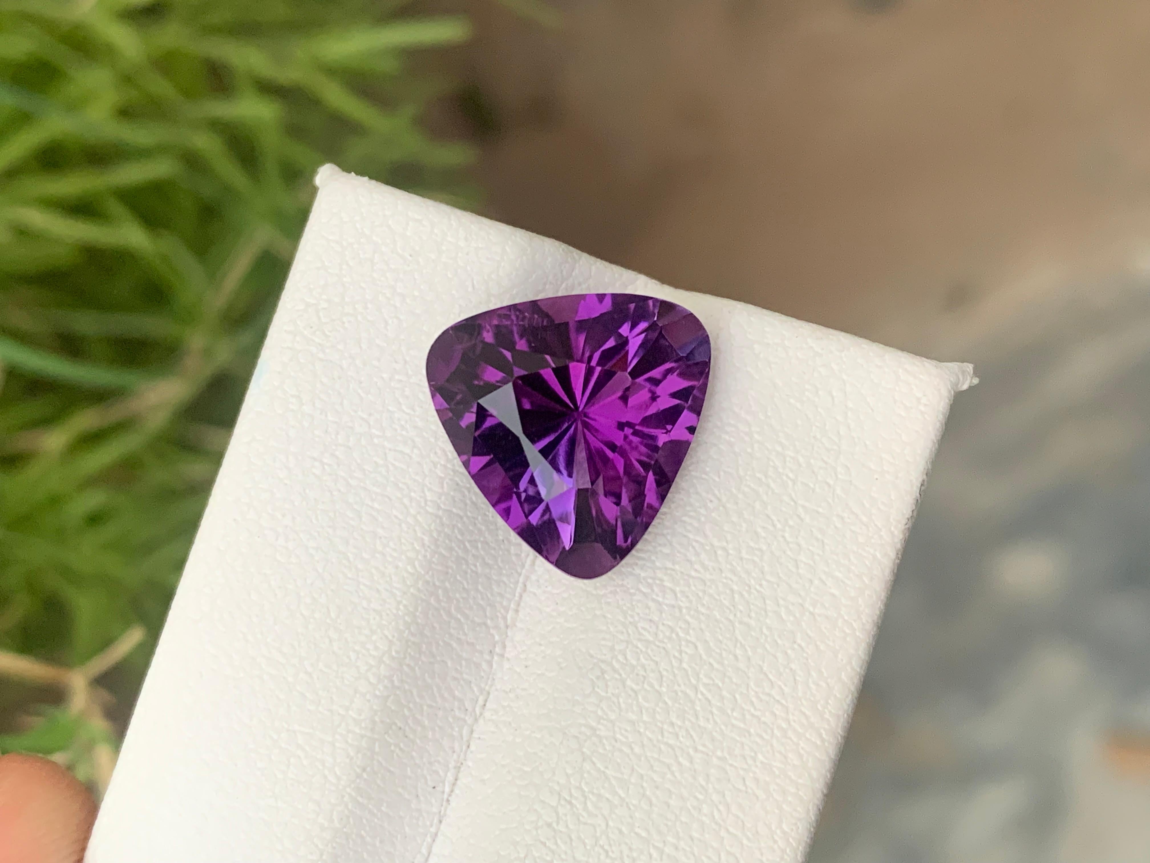 Amatista morada oscura suelta natural de 7,60 quilates en forma de trillante de Brasil en venta 3