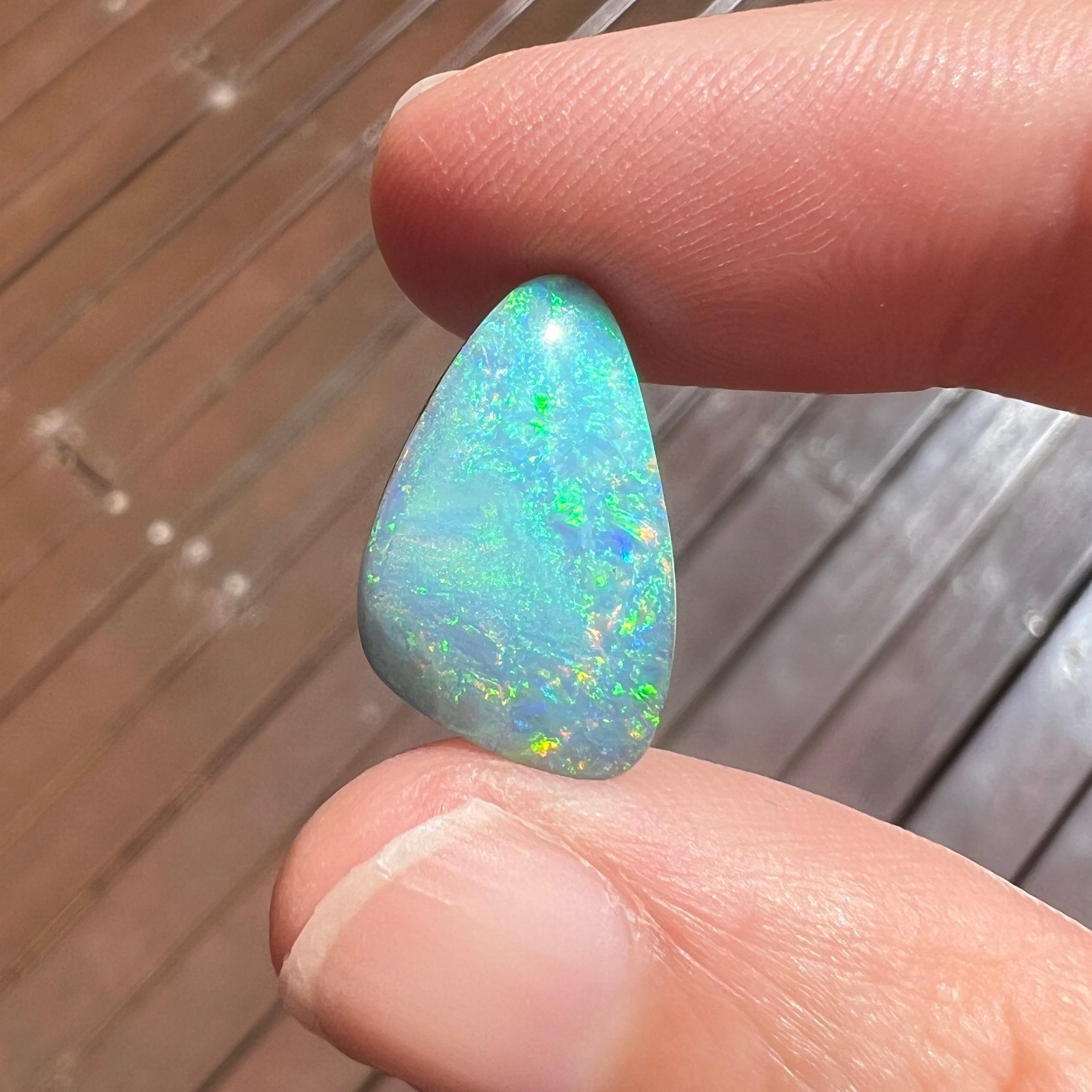 Dieser wunderschöne australische Boulder-Opal mit einem Gewicht von 7,66 Karat wurde 2024 von Sue Cooper in ihrer Opalmine in Mt. Margaret im westlichen Queensland, Australien, abgebaut. Sue hat den Rohopal selbst bearbeitet und in eine freie Form