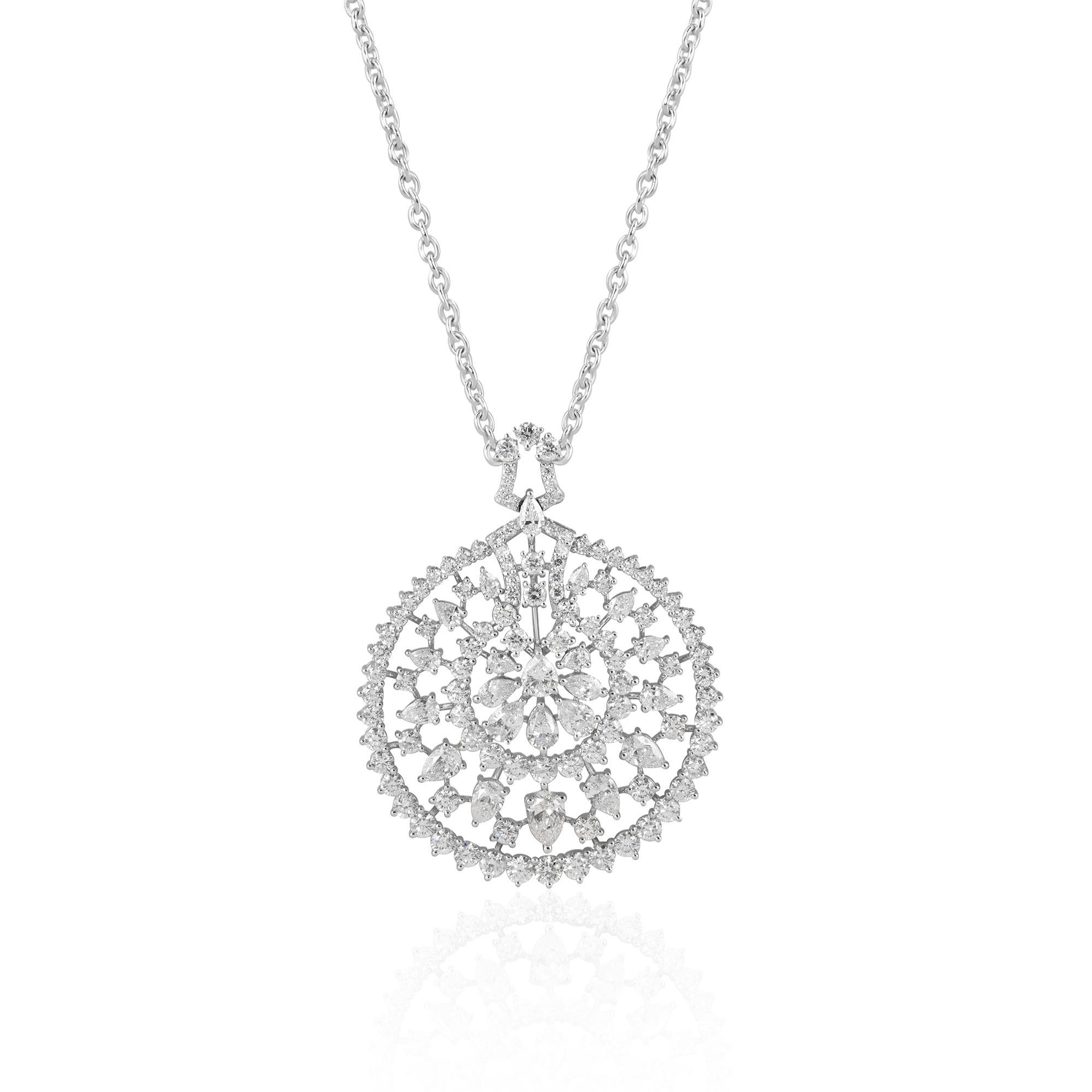 Il diamante a forma di pera è circondato da un'aureola di diamanti rotondi brillanti, meticolosamente incastonati per esaltarne la bellezza e amplificarne la brillantezza. Ogni diamante rotondo viene selezionato a mano per garantire una simmetria