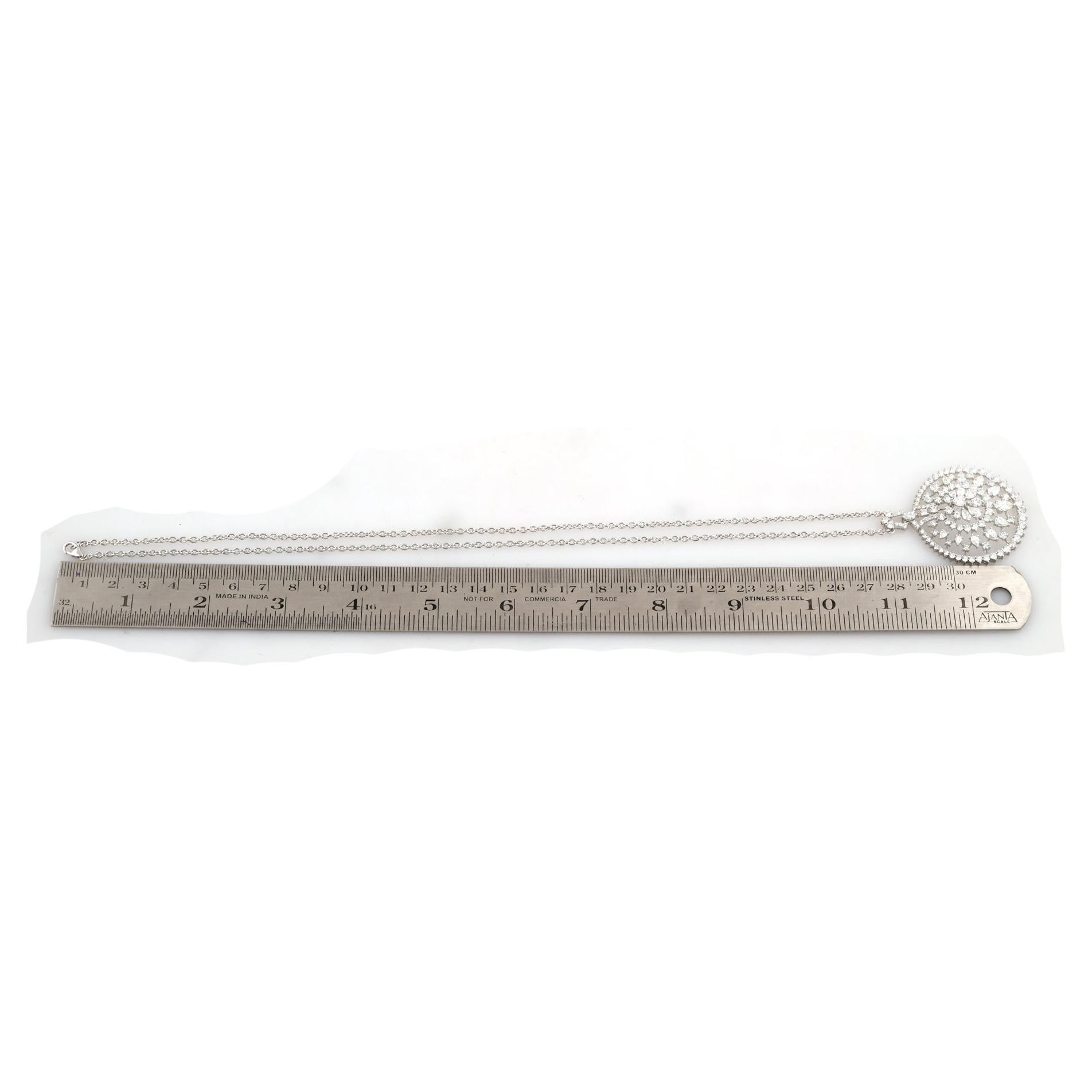 Donna Collana con ciondolo a pera e diamante rotondo da 7,68 carati Nature in oro bianco 18 carati in vendita