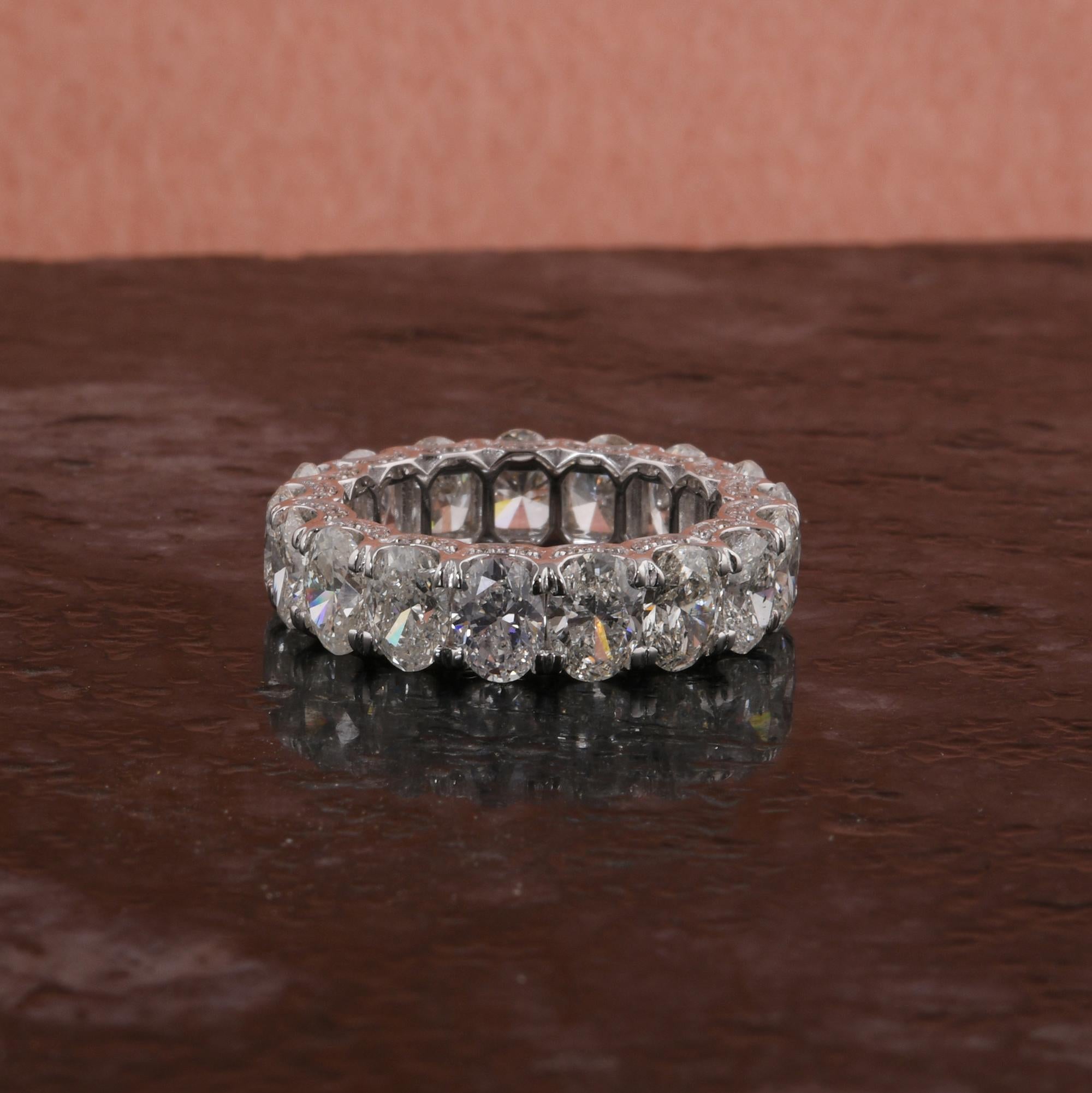 Fundido en oro de 18 quilates, este exquisito anillo está engastado con 7,76 quilates de brillantes diamantes.

SIGUE LA TIENDA DE SPECTRUM JEWELS para ver la última colección y piezas exclusivas. Spectrum Jewels se enorgullece de ser uno de los