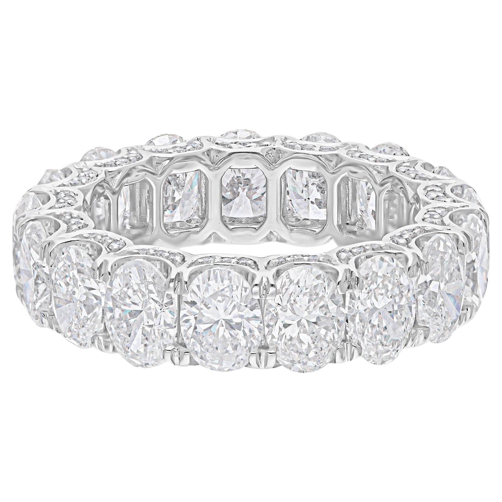 Anillo de oro blanco de 18 quilates con banda de diamantes de forma ovalada SI/H de 7,76 quilates naturales en venta