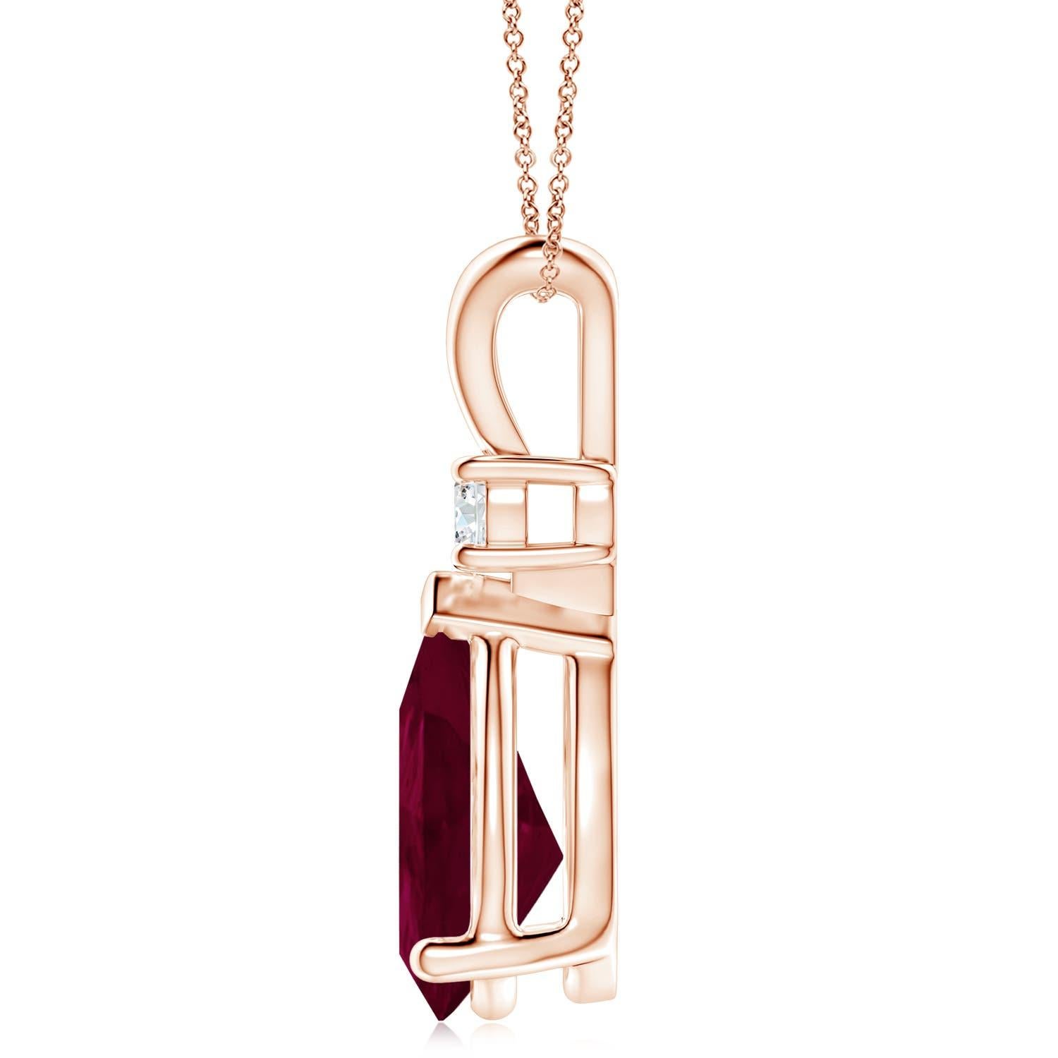 Este colgante solitario clásico tiene un rubí en forma de pera engarzado. Un brillante diamante redondo se asienta sobre la gema de color rojo violáceo. Sencillo pero seductor, este colgante de rubí en oro rosa de 14 quilates está elaborado con una