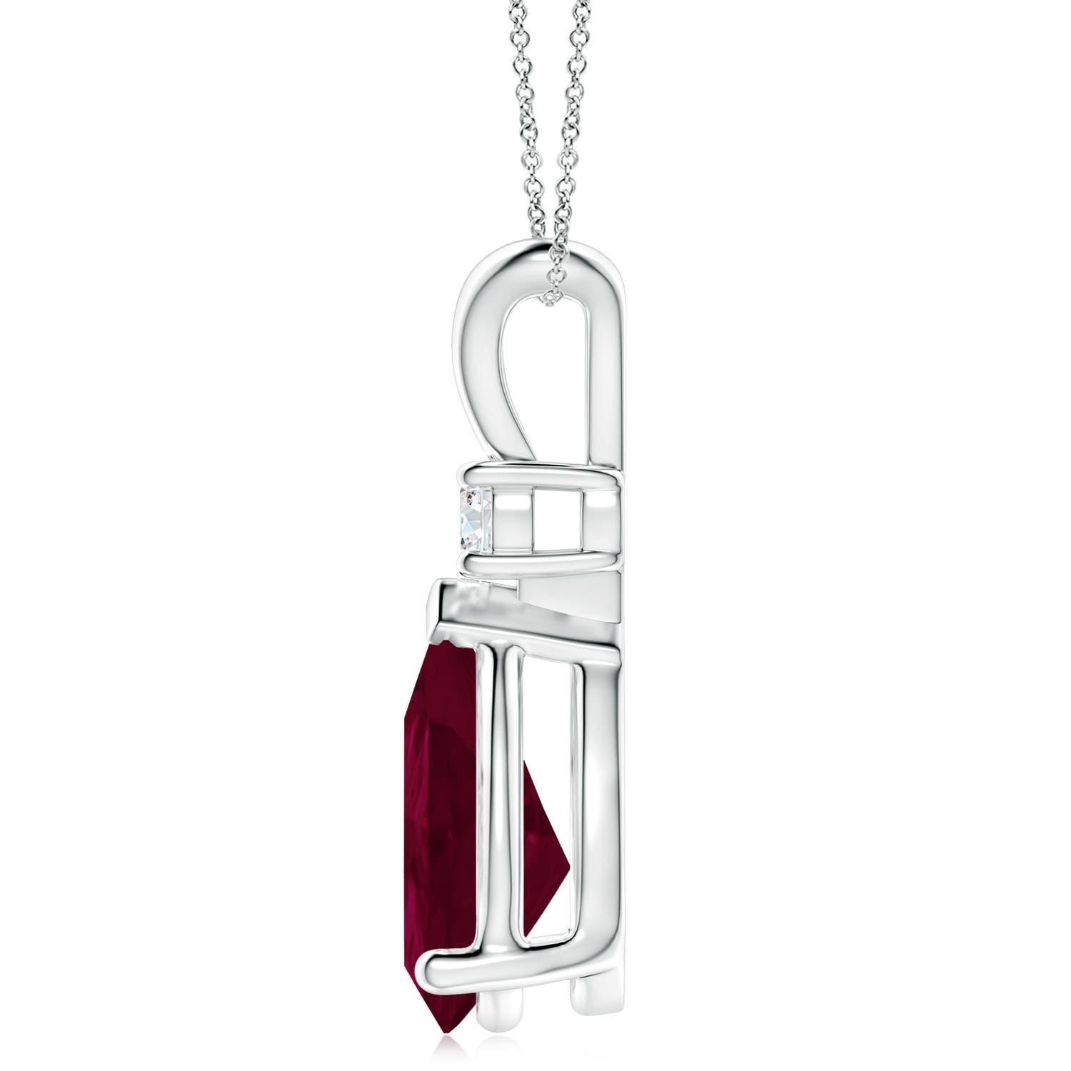 Este colgante solitario clásico tiene un rubí en forma de pera engarzado. Un brillante diamante redondo se asienta sobre la gema de color rojo violáceo. Sencillo pero seductor, este colgante de rubí en oro blanco de 14 quilates está elaborado con