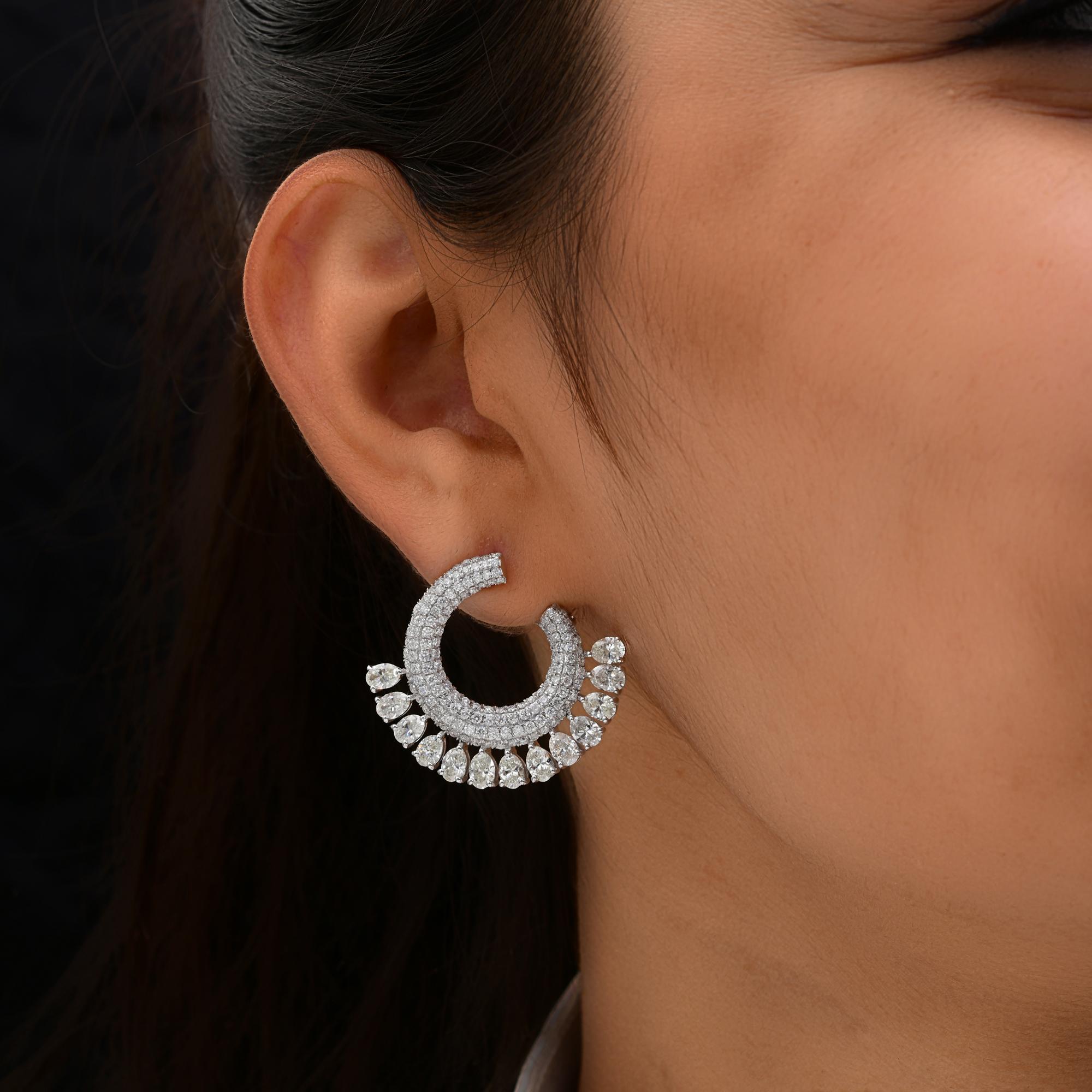 Boucles d'oreilles en or blanc 18 carats avec diamants poire naturels de 8 carats de pureté SI Neuf - En vente à Diera, Dubai