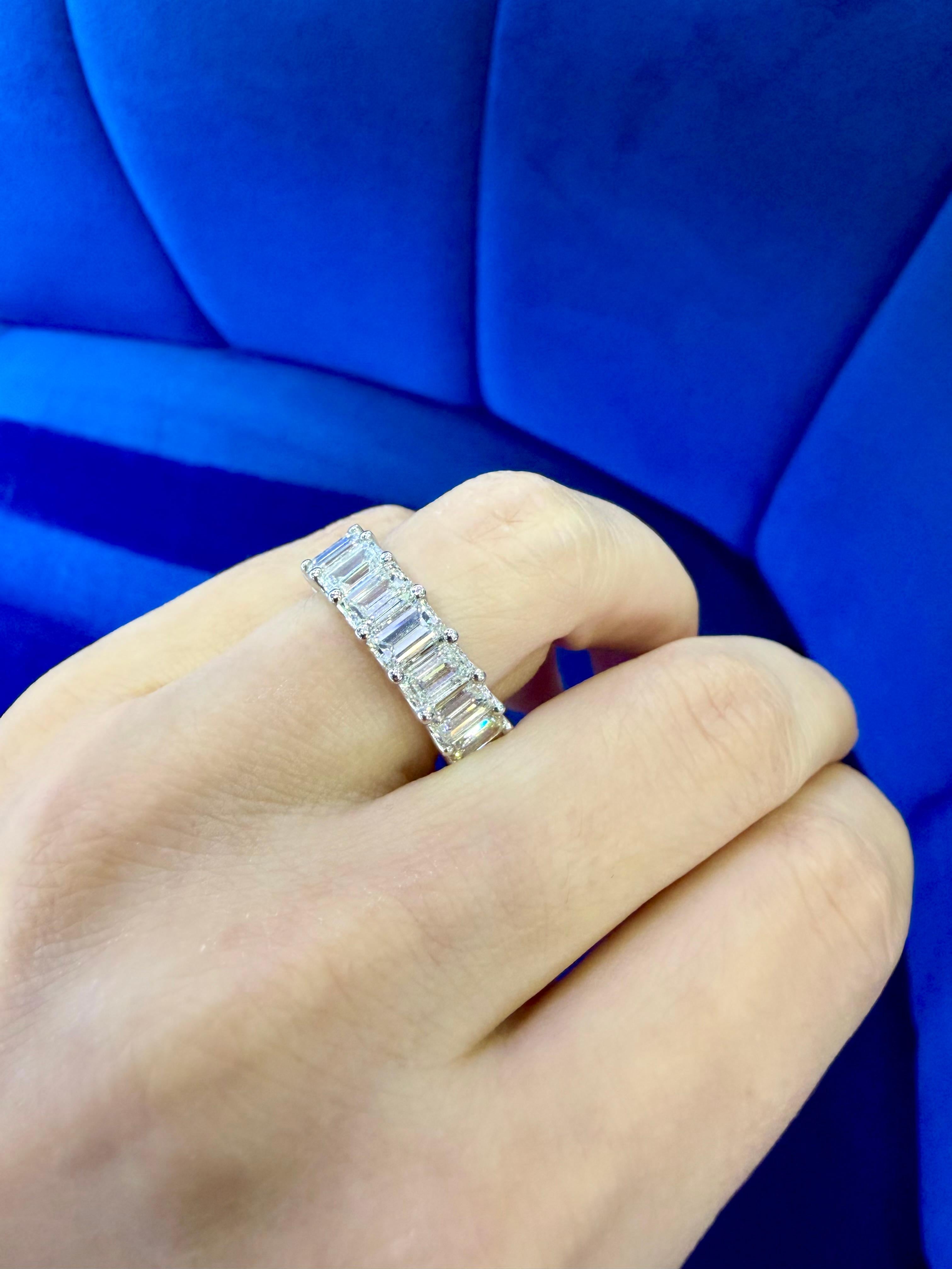 Nature 8,29 carati, diamante taglio smeraldo, fascia per l'eternità in platino in stock in vendita 4