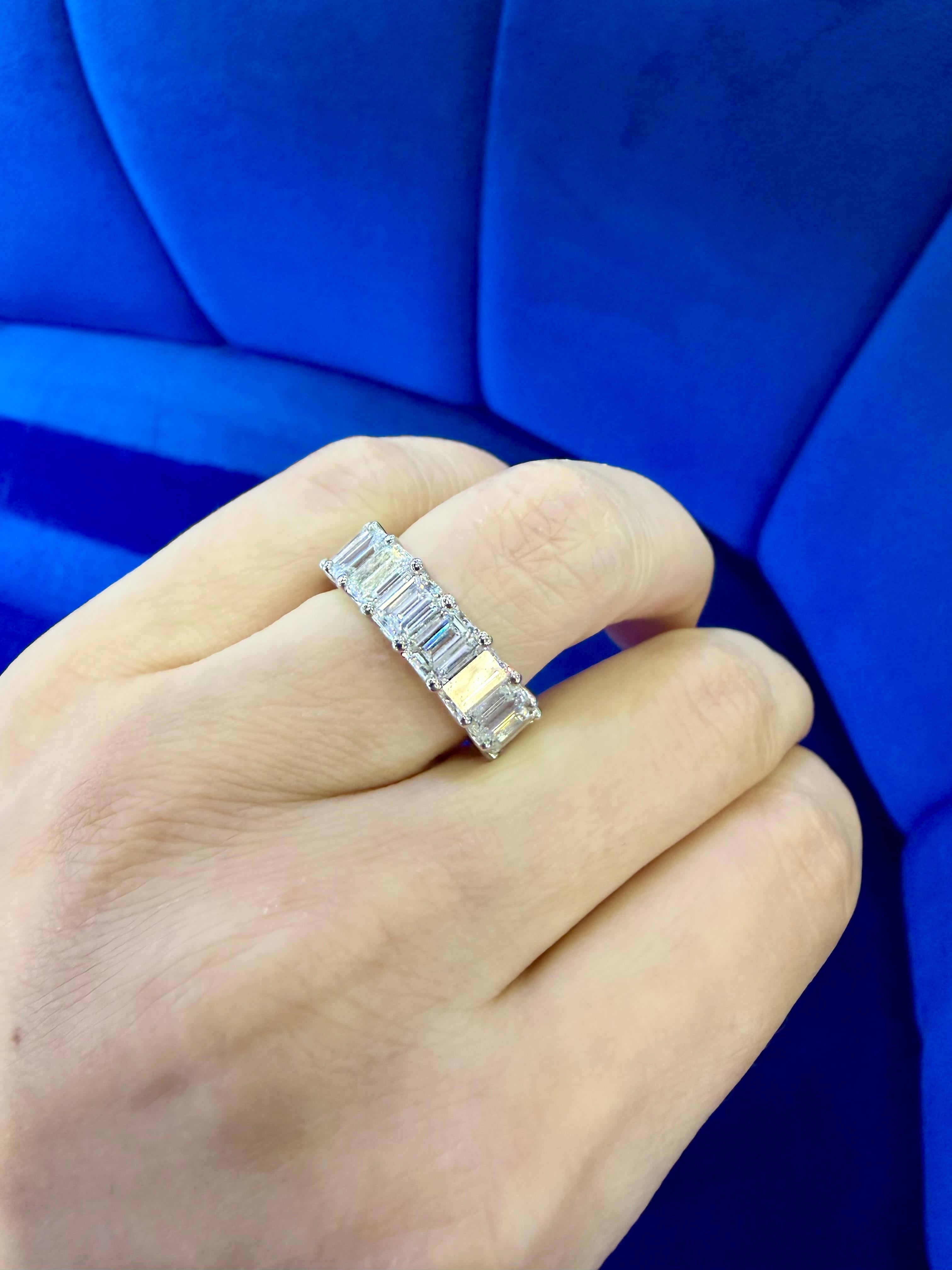 Nature 8,29 carati, diamante taglio smeraldo, fascia per l'eternità in platino in stock in vendita 5