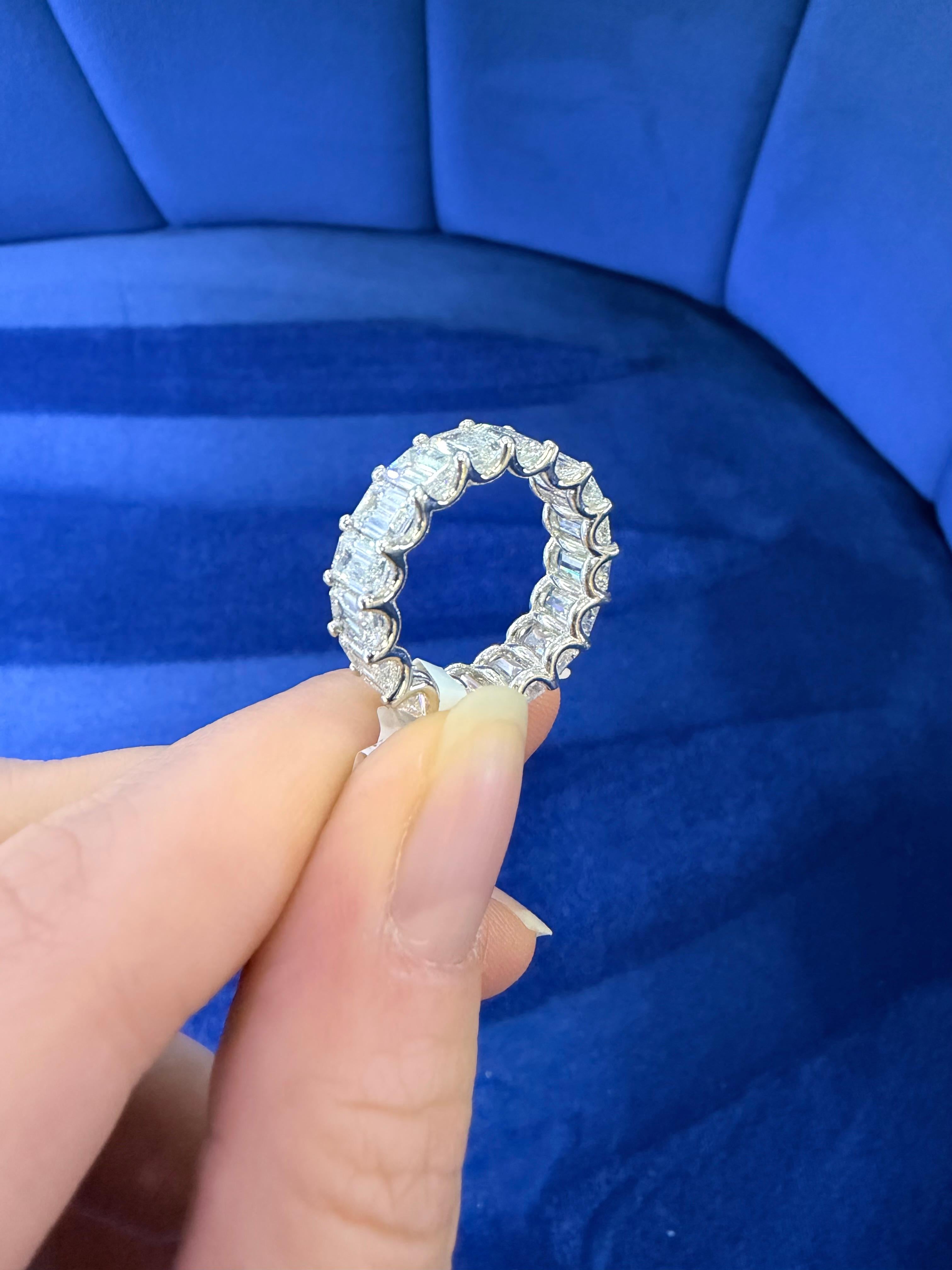 Nature 8,29 carati, diamante taglio smeraldo, fascia per l'eternità in platino in stock in vendita 2