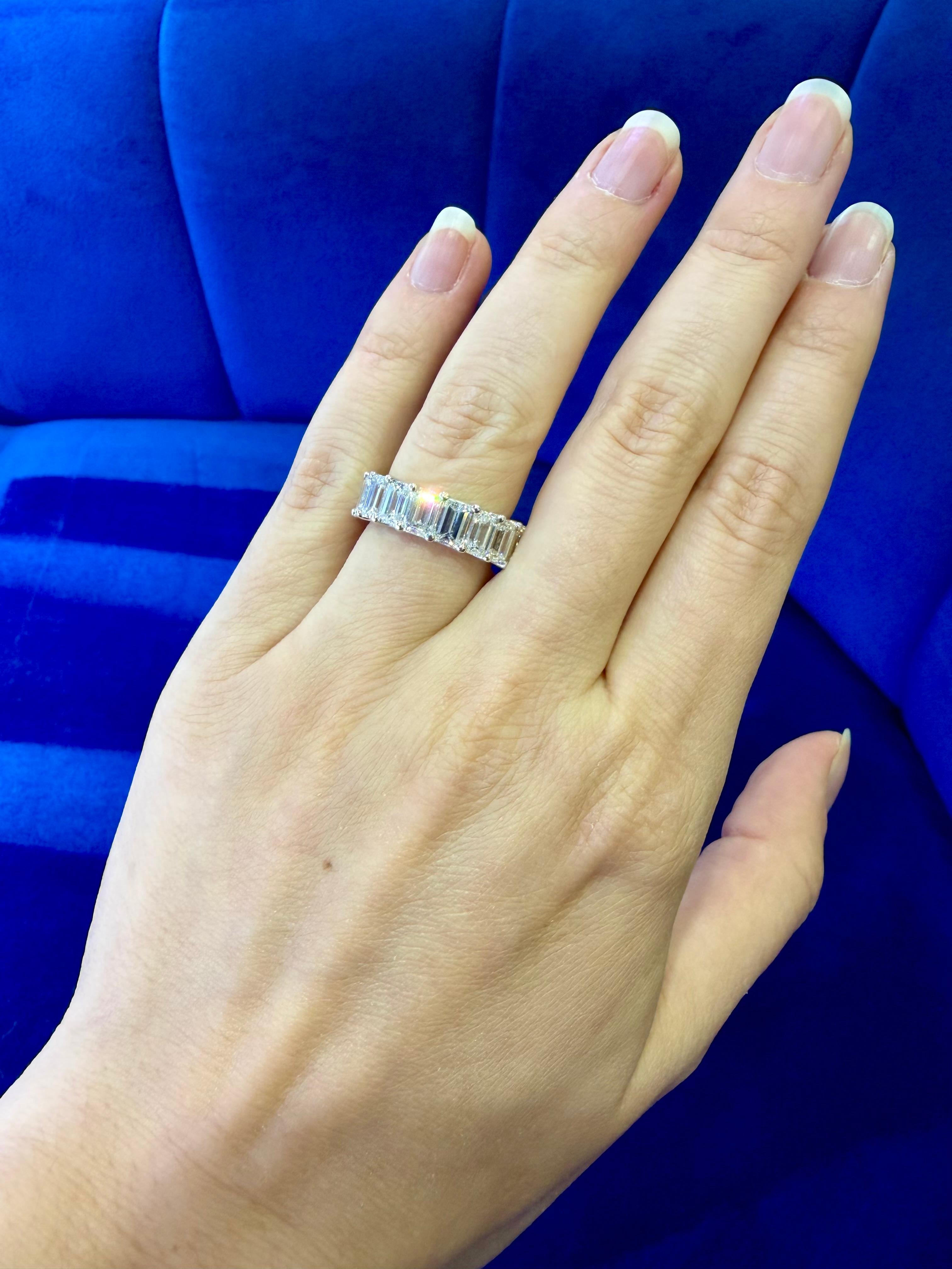 Nature 8,29 carati, diamante taglio smeraldo, fascia per l'eternità in platino in stock in vendita 3