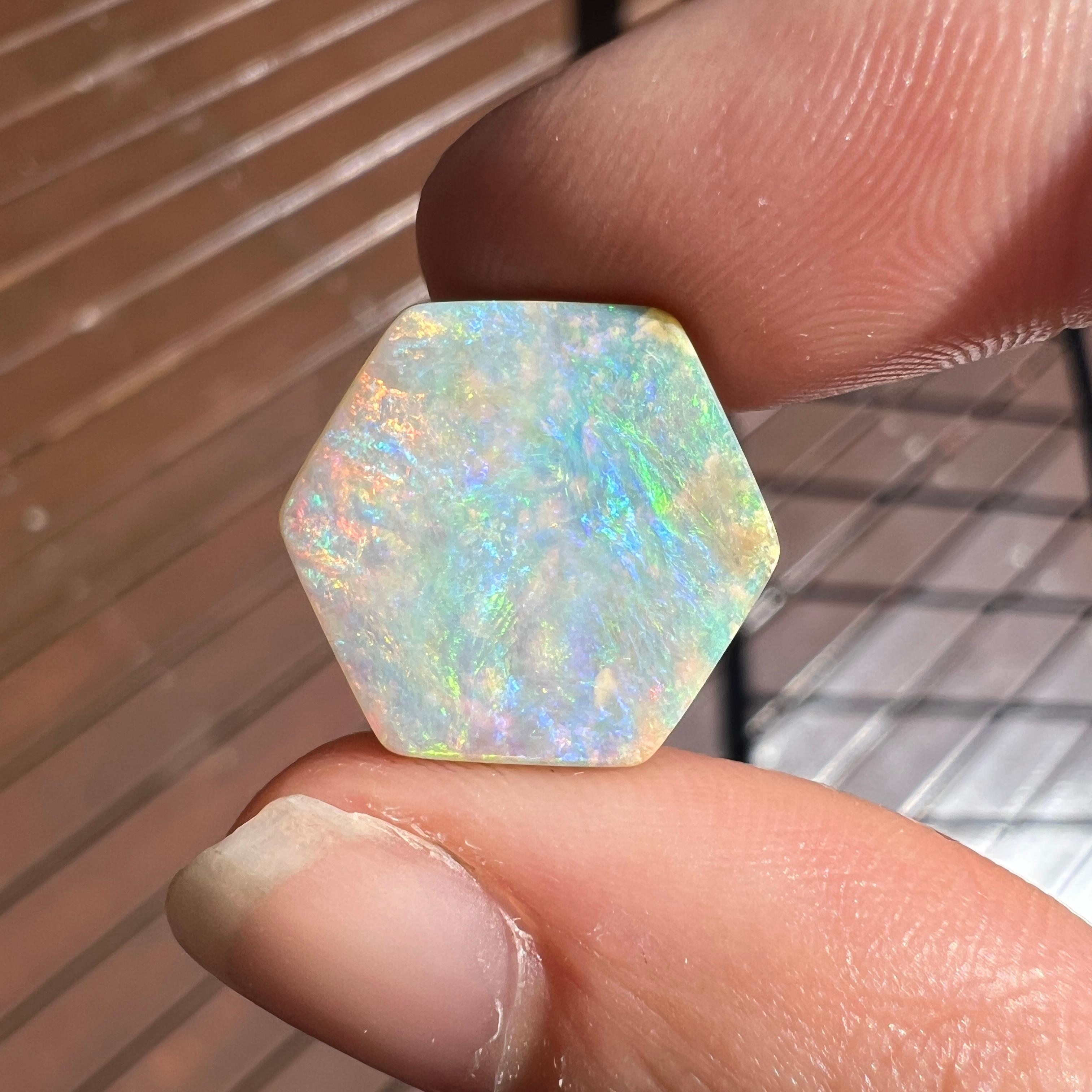 Dieser schöne australische Boulder-Opal von 8,30 Karat wurde 2024 von Sue Cooper in ihrer Yaraka-Opalmine im westlichen Queensland, Australien, abgebaut. Sue bearbeitete den Rohopal selbst und schnitt ihn in eine sechseckige Form (ihre