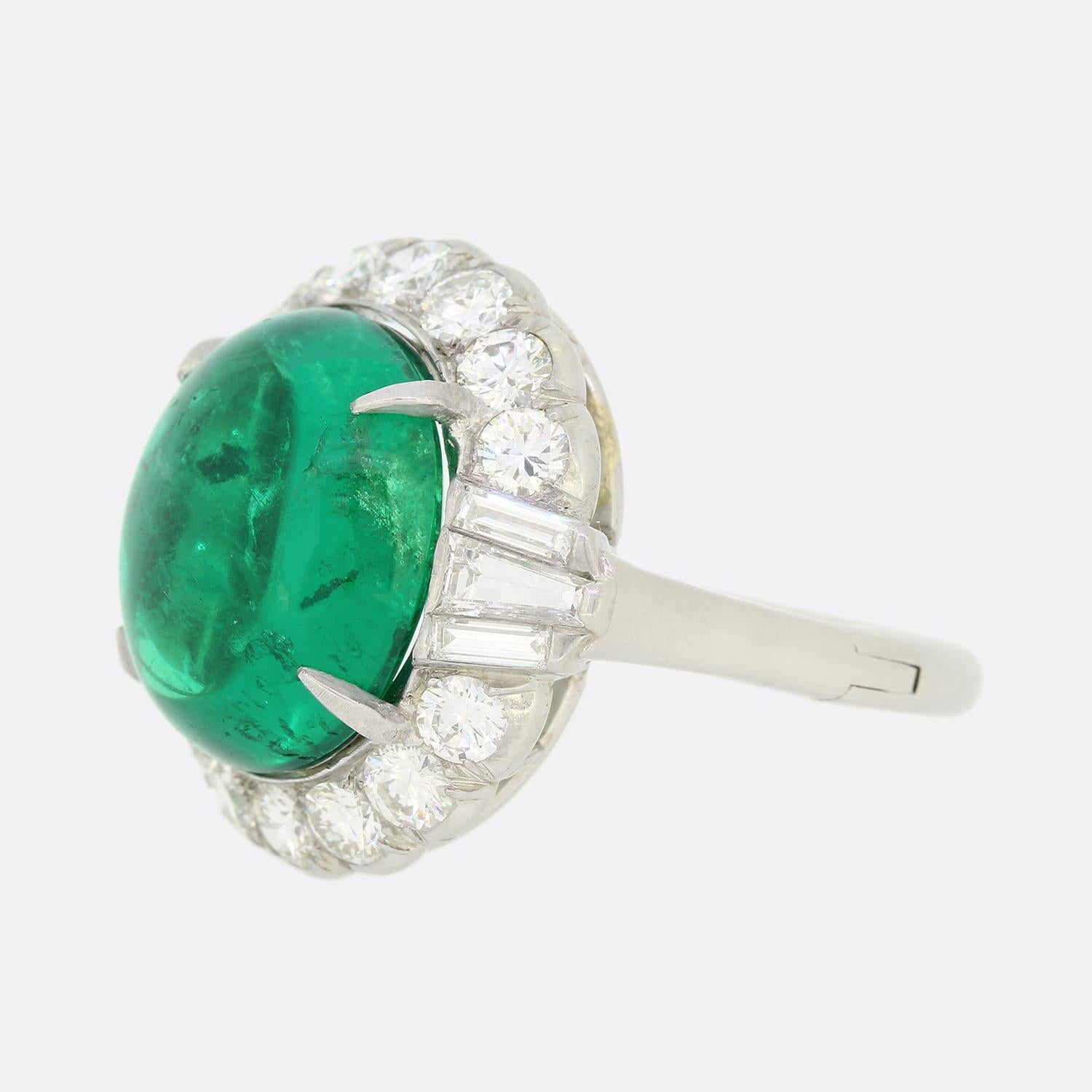 Dies ist ein Vintage Platin Smaragd und Diamant-Cluster-Ring. Der seltene kolumbianische Smaragd ist naturbelassen mit geringer Ölveredelung und hat einen Cabochon-Schliff mit einem sehr begehrten satten Grünton. Der Smaragd ist von einer Gruppe von