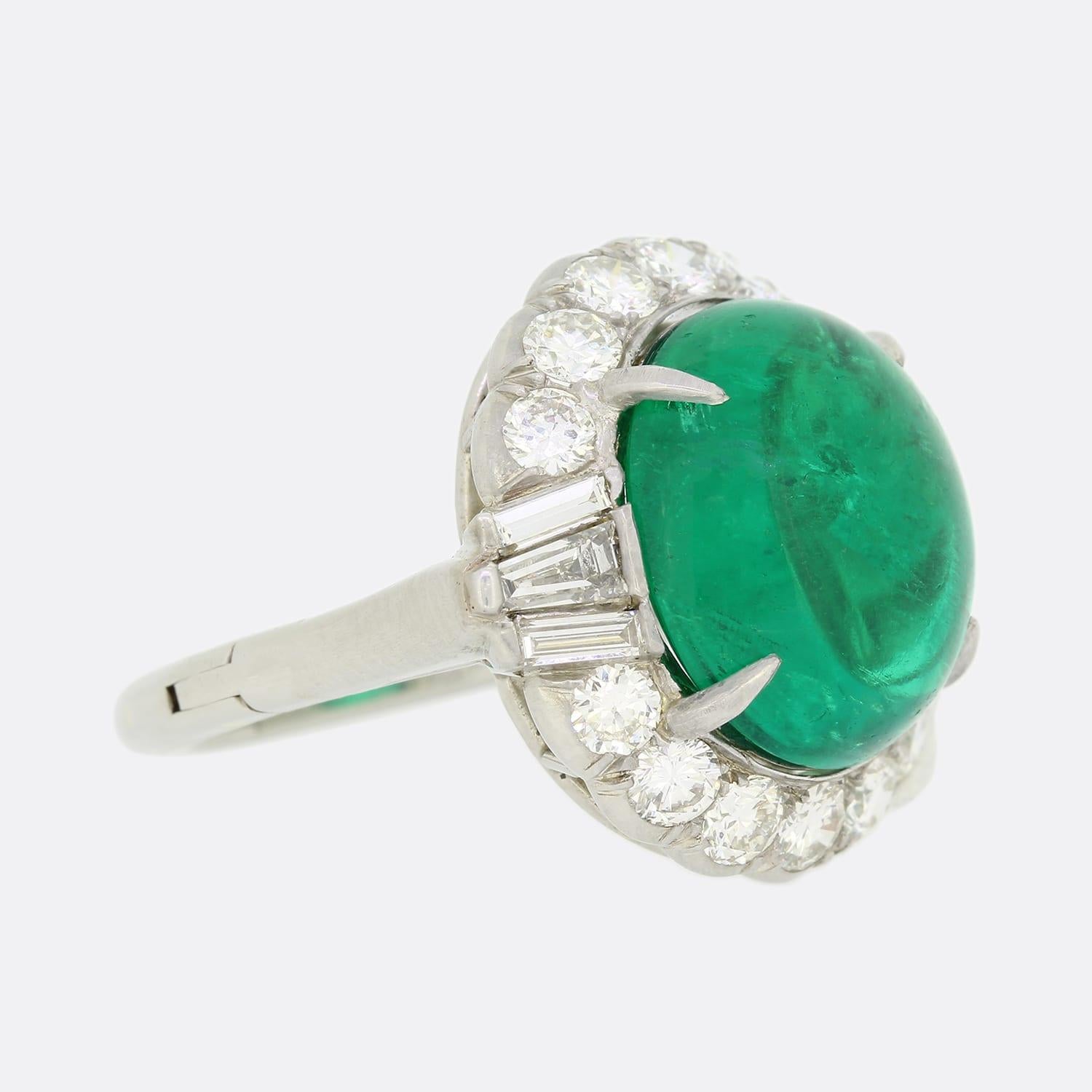 Ring mit natürlichem 8,40 Karat kolumbianischem Smaragd und Diamant (Cabochon) im Angebot