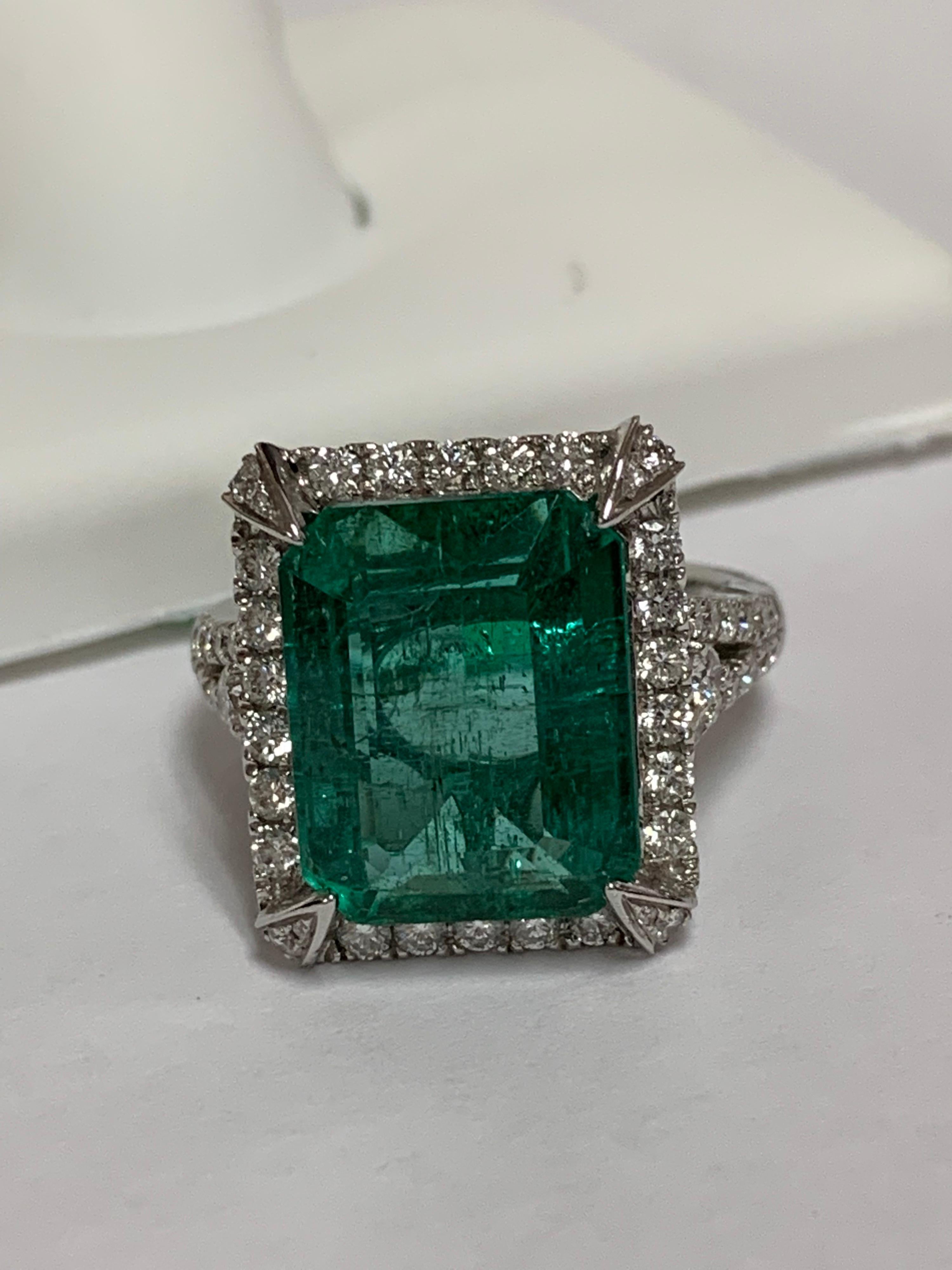 Women's Natural 8.63 Carat Emerald Diamonds Ring