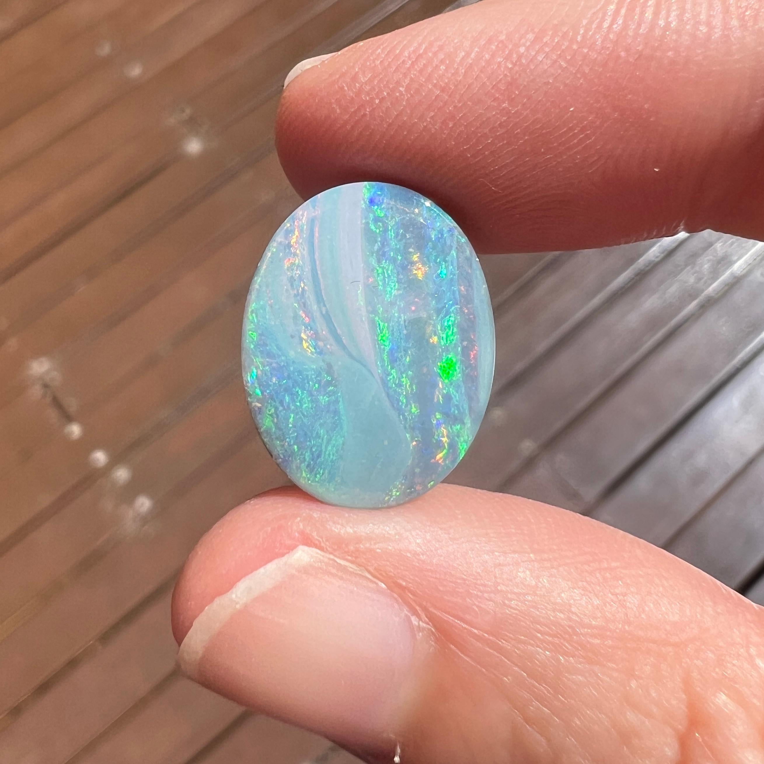 Cette magnifique opale australienne de 8,68 ct a été extraite par Sue Cooper dans sa mine d'opales de Mt. Margaret, dans l'ouest du Queensland, en Australie, en 2022. Sue a traité elle-même l'opale brute et l'a taillée dans une forme ovale