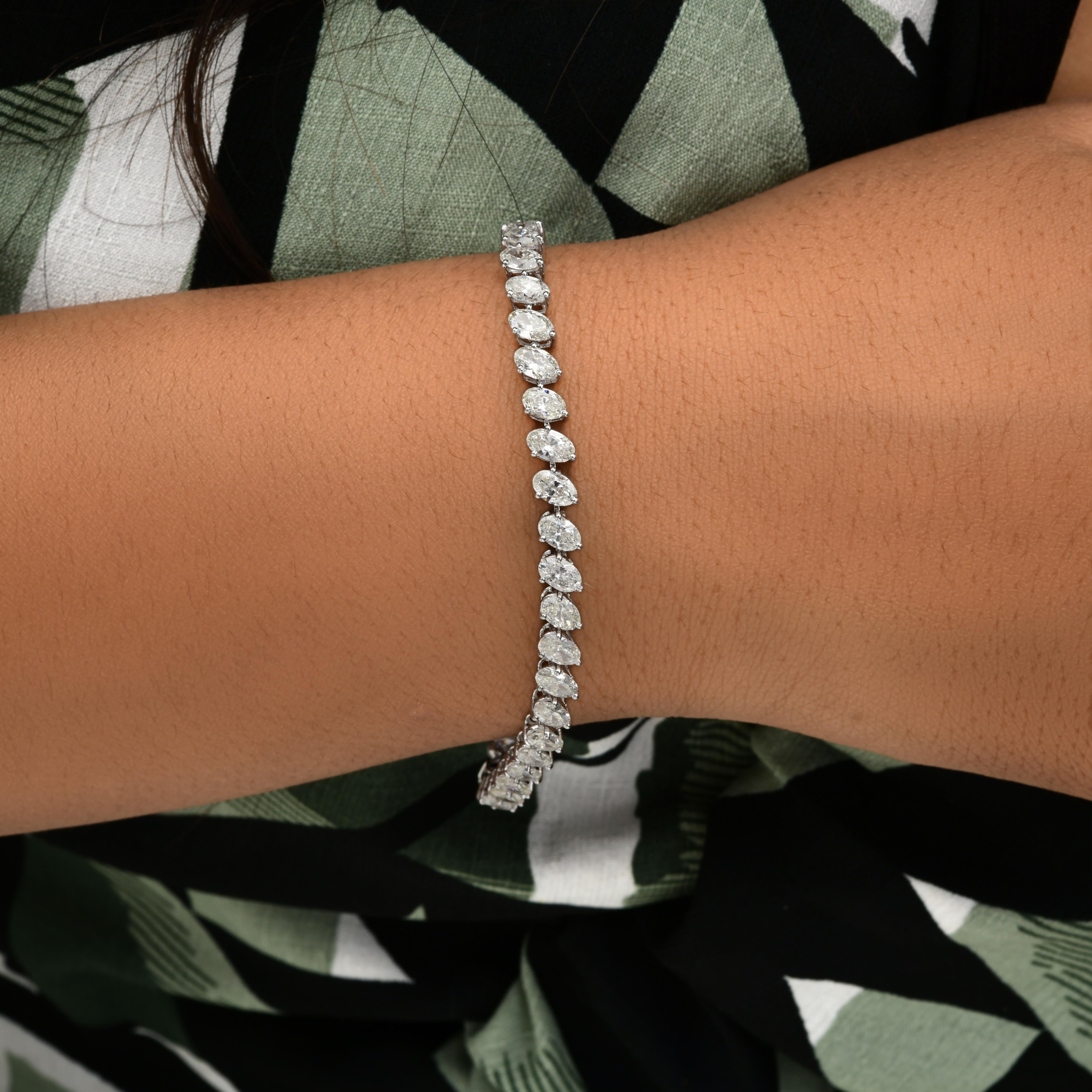 Pulsera de tenis con diamantes naturales de 8,80 quilates SI/H y forma ovalada Oro blanco de 18 quilates
La pulsera está compuesta en su totalidad por diamantes en forma de pera, cada uno orientado en la misma dirección, creando un flujo.
Los