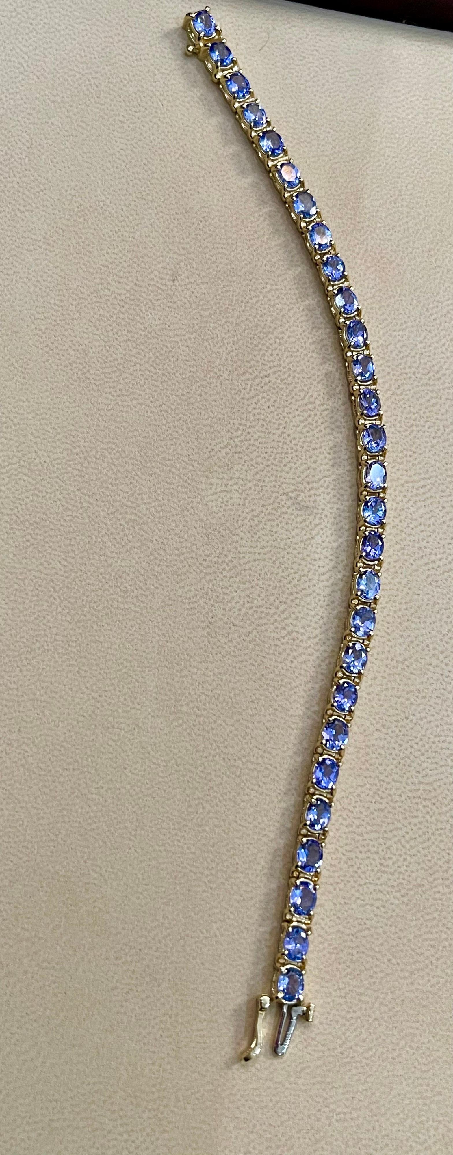 Natural 9 Carat Oval Tanzanite Tennis Bracelet 14 Karat Yellow Gold In Excellent Condition In New York, NY