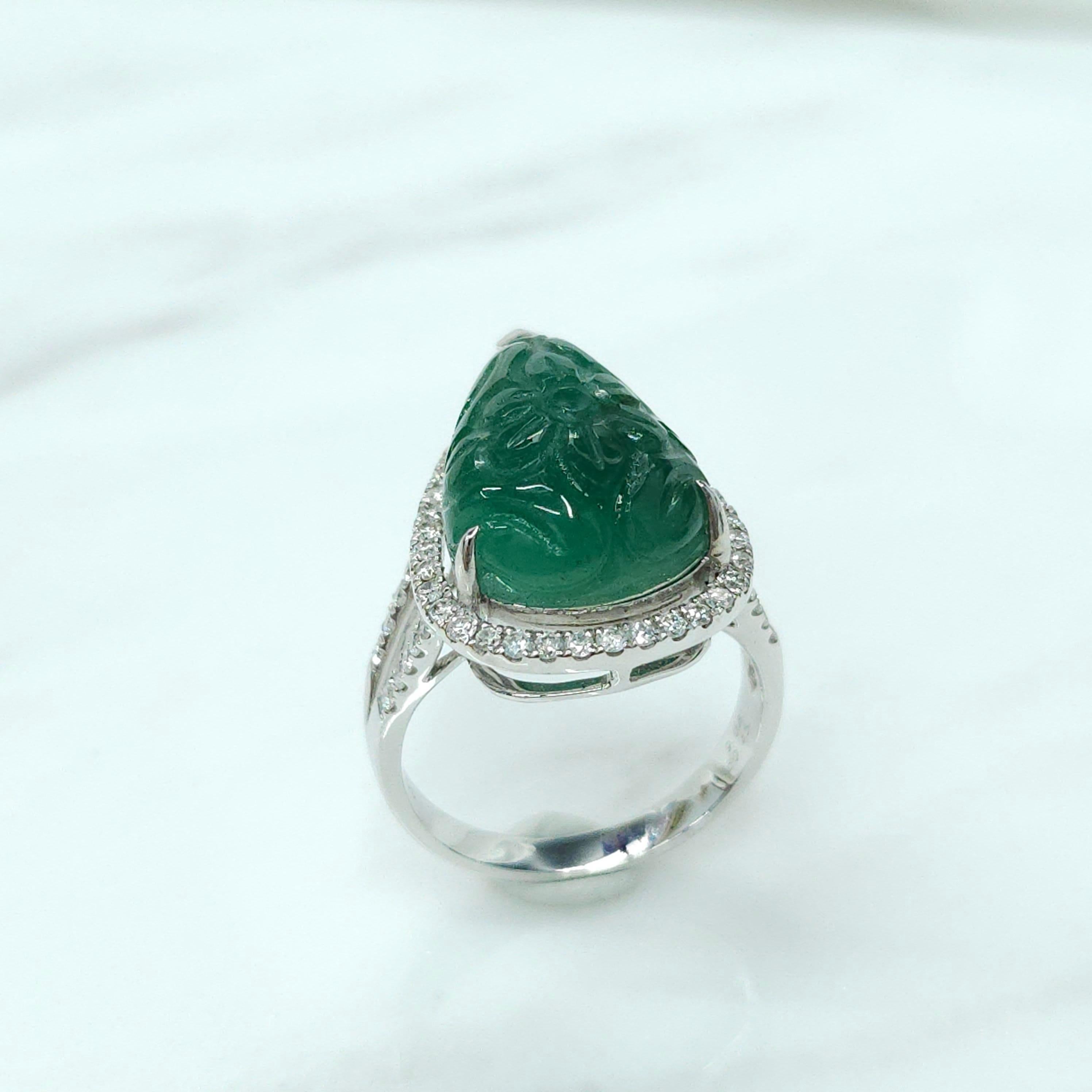 Natural 9.06 Carat Art Craved Emerald & 0.45 Carat Diamond Ring  In New Condition For Sale In KOWLOON, HK