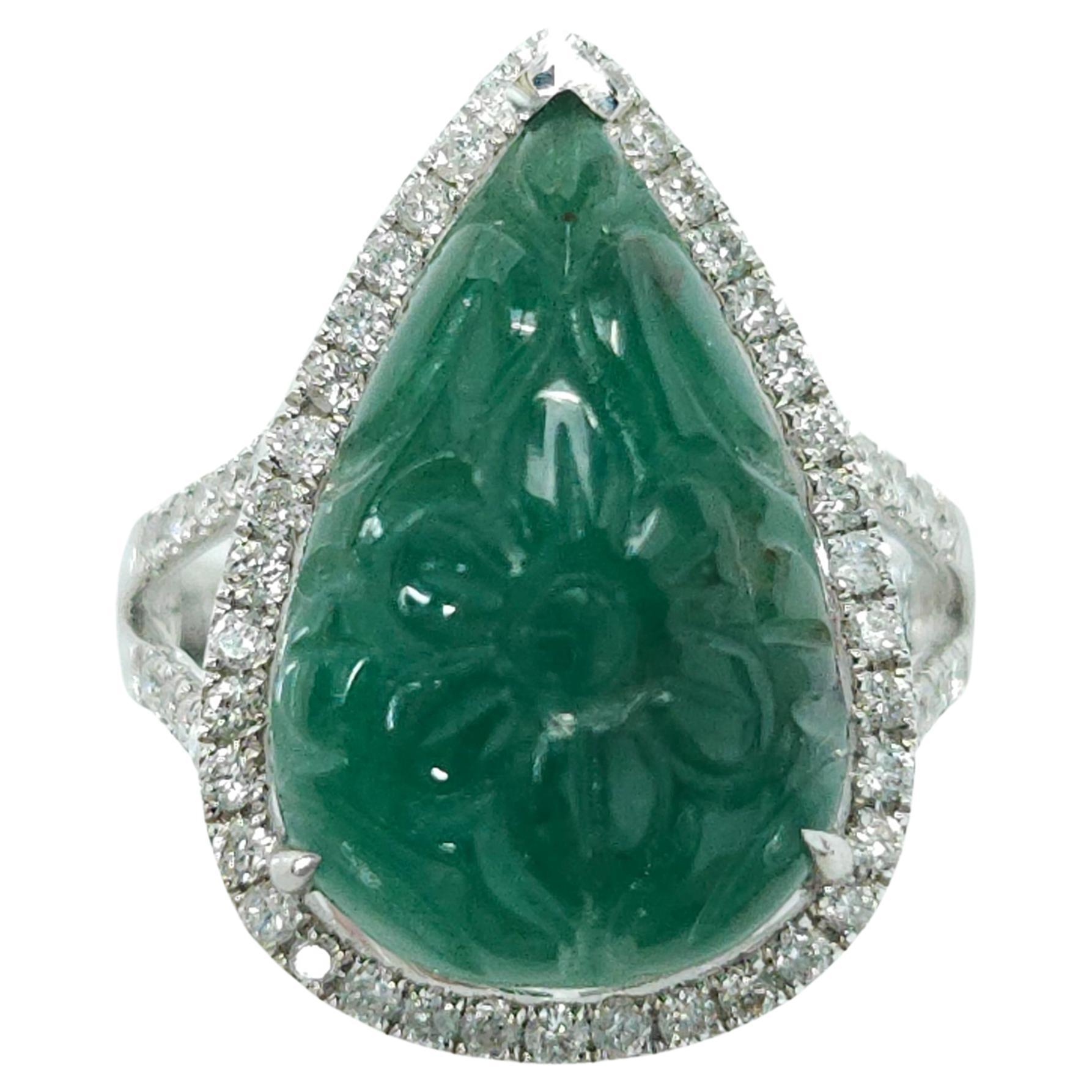Natürlicher 9,06 Karat Art Craved Smaragd & 0,45 Karat Diamantring  im Angebot