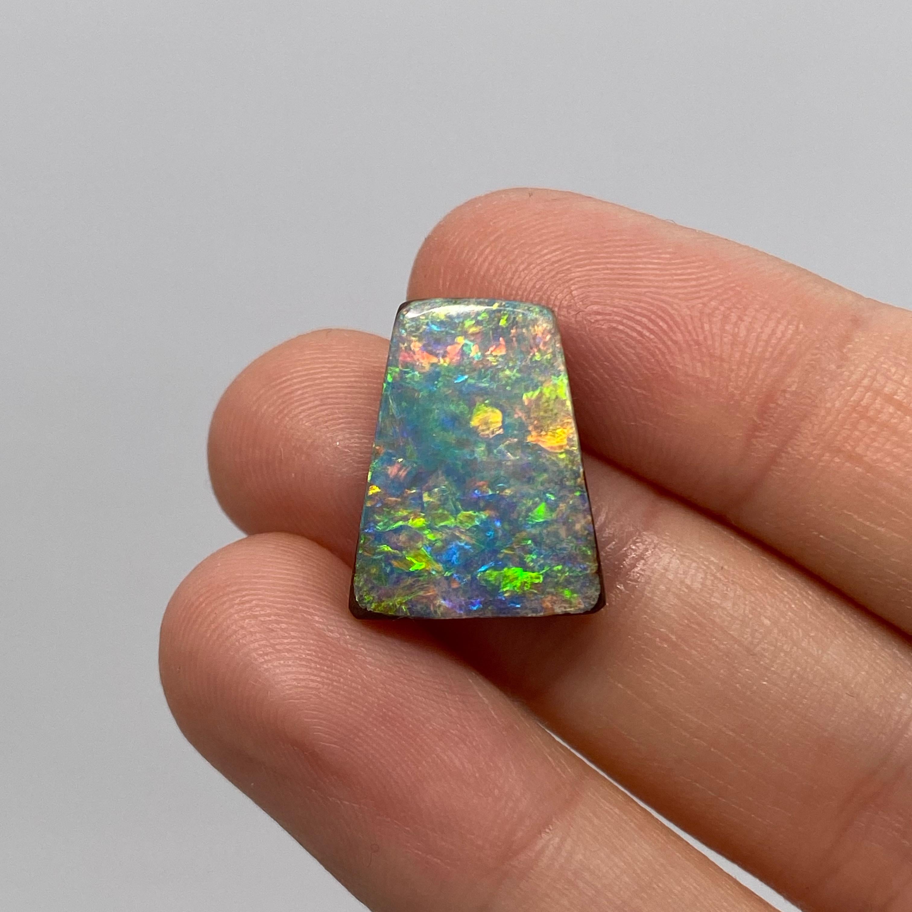 Opale de roche arc-en-ciel trapézoïde naturelle australienne 9,30 ct Neuf - En vente à BELCONNEN, ACT