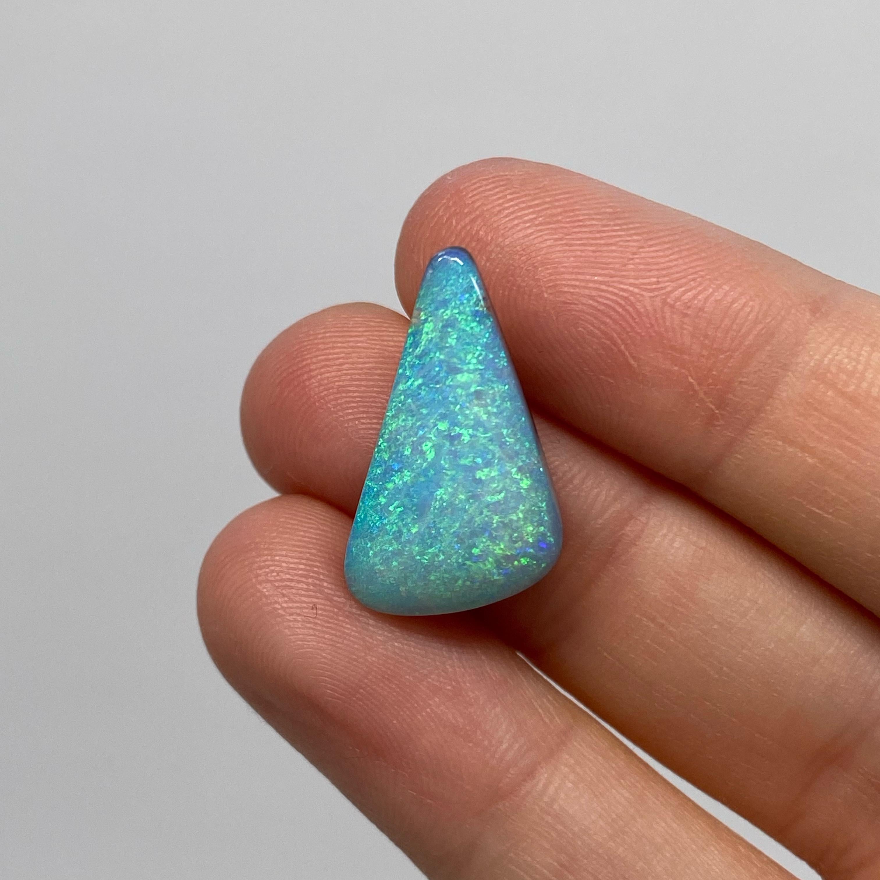 Opale de rocher australienne naturelle de couleur océanique 9,38 carats Unisexe en vente
