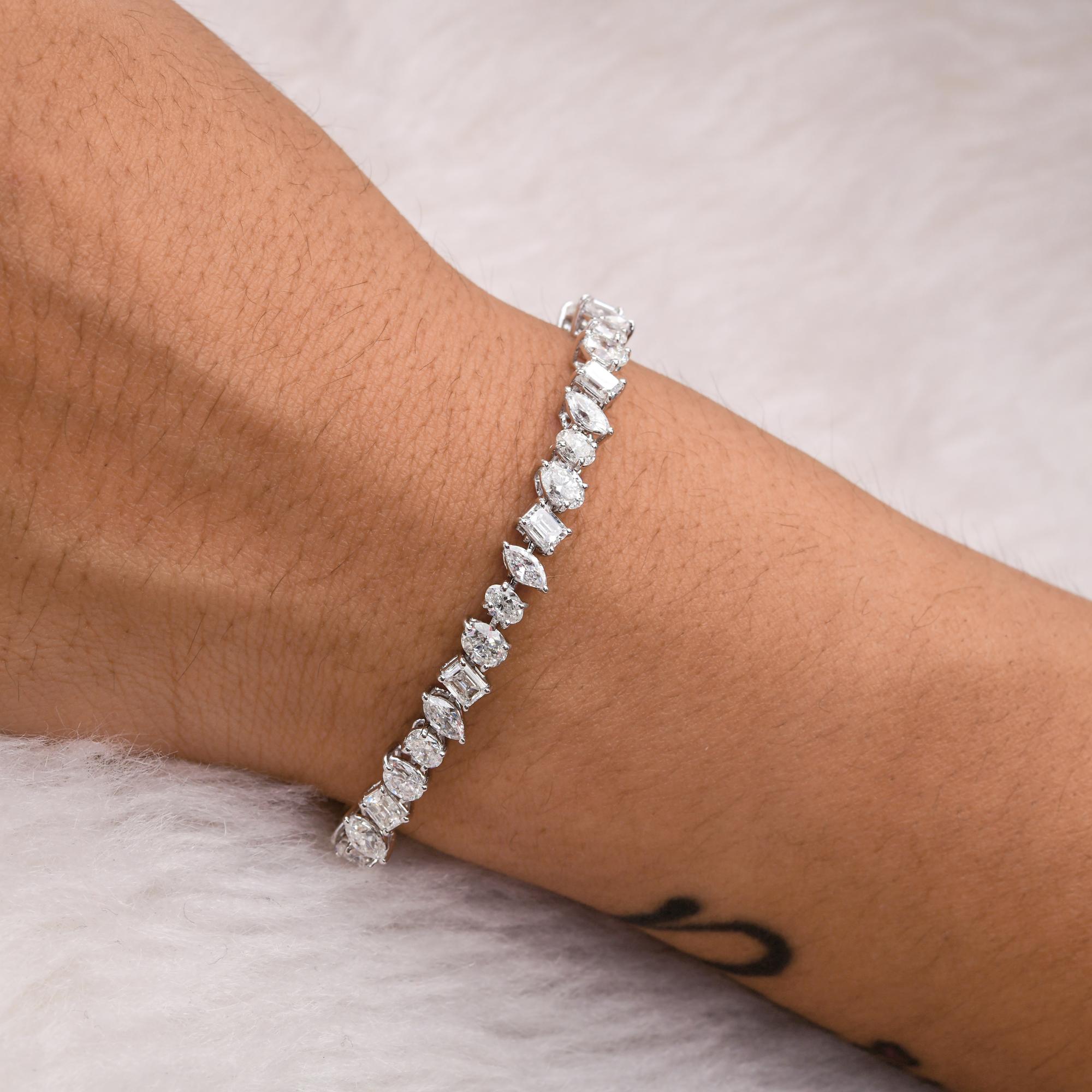 Esta pulsera de tenis de oro blanco de 18 quilates con diamantes naturales de 9,51 quilates SI/H de varias formas presenta diamantes de varias tallas engastados en hilera que hacen de pulsera de tenis. 
Los diamantes son un símbolo universal de
