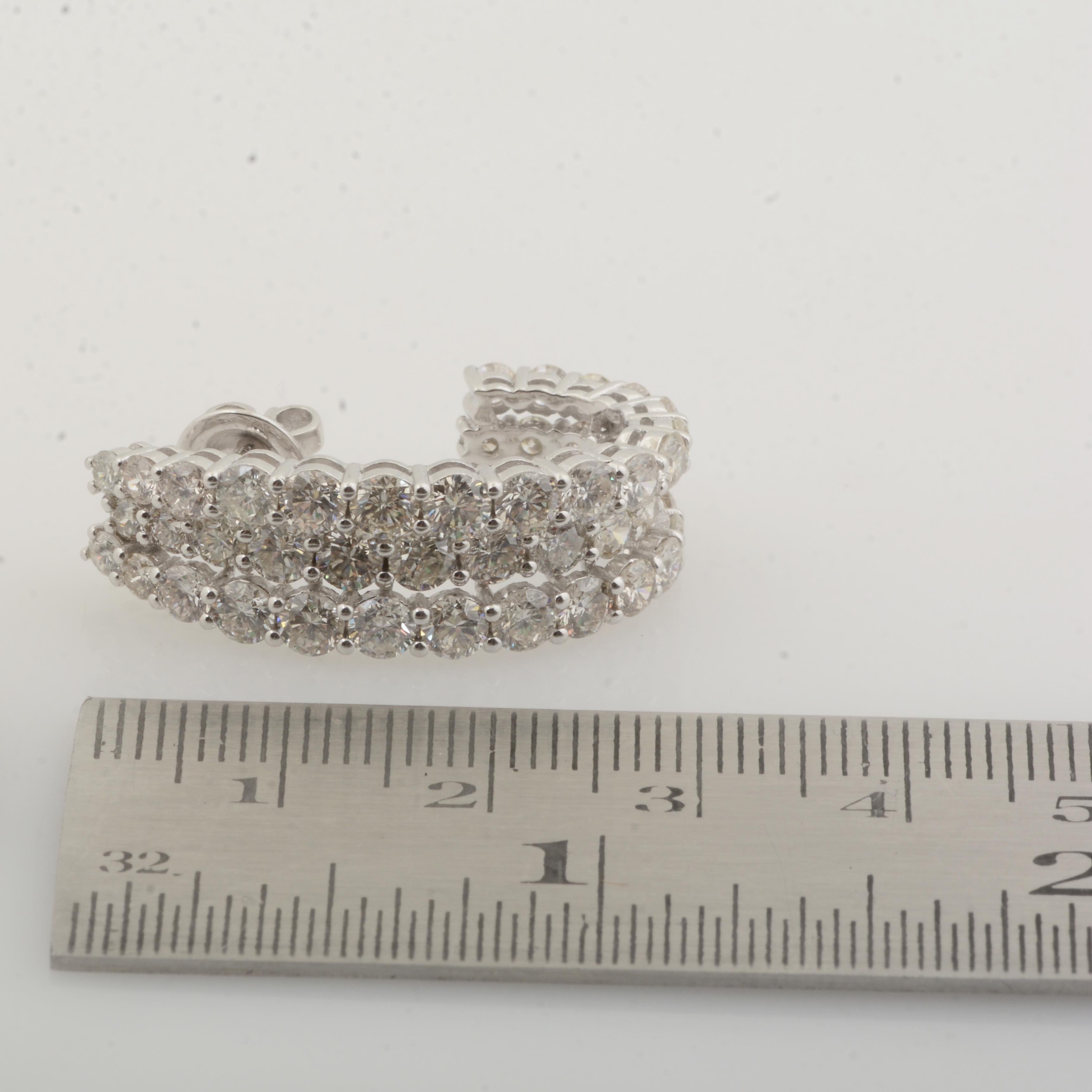 Natürliche 9,60 Karat runde Diamant-Halbreif-Ohrringe aus massivem 18k Weißgold mit Diamanten im Zustand „Neu“ im Angebot in Diera, Dubai