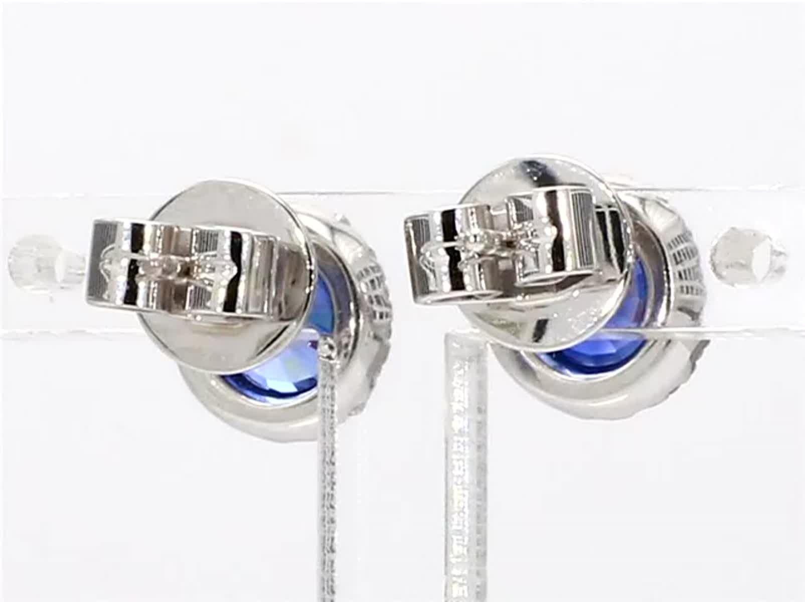 Natürlicher blauer runder Saphir und weißer Diamant 2,12 Karat TW Gold Ohrstecker im Zustand „Neu“ in New York, NY