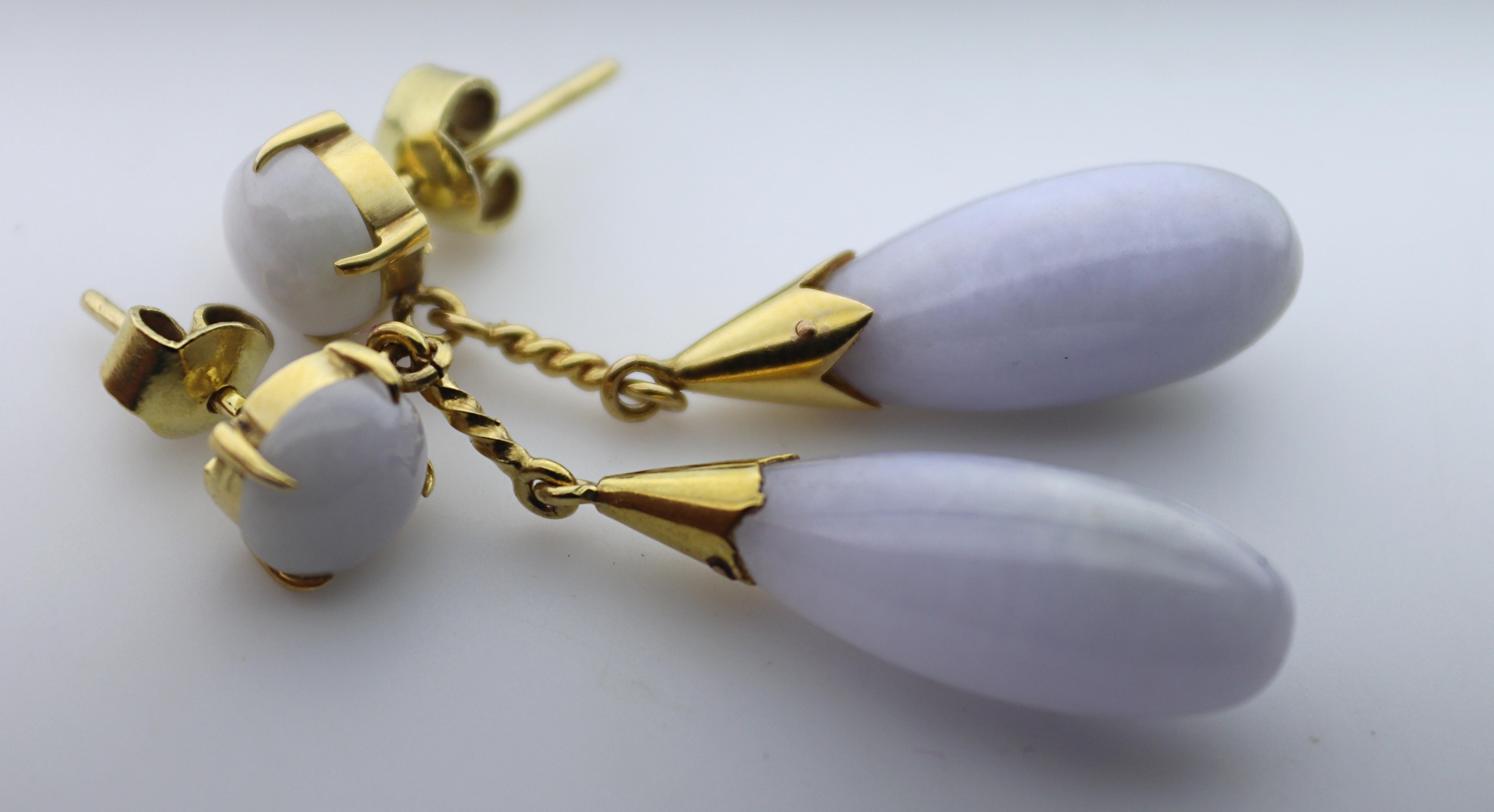 Featuring (2) drop and (2) round Natural lavender Jadeite Jade cabochons,
19 X 8.41 mm, and 7.5 mm, set in a 14k yellow gold articulated drop
mounting, 43.4 mm in length, Gross Weight 8.41 grams.