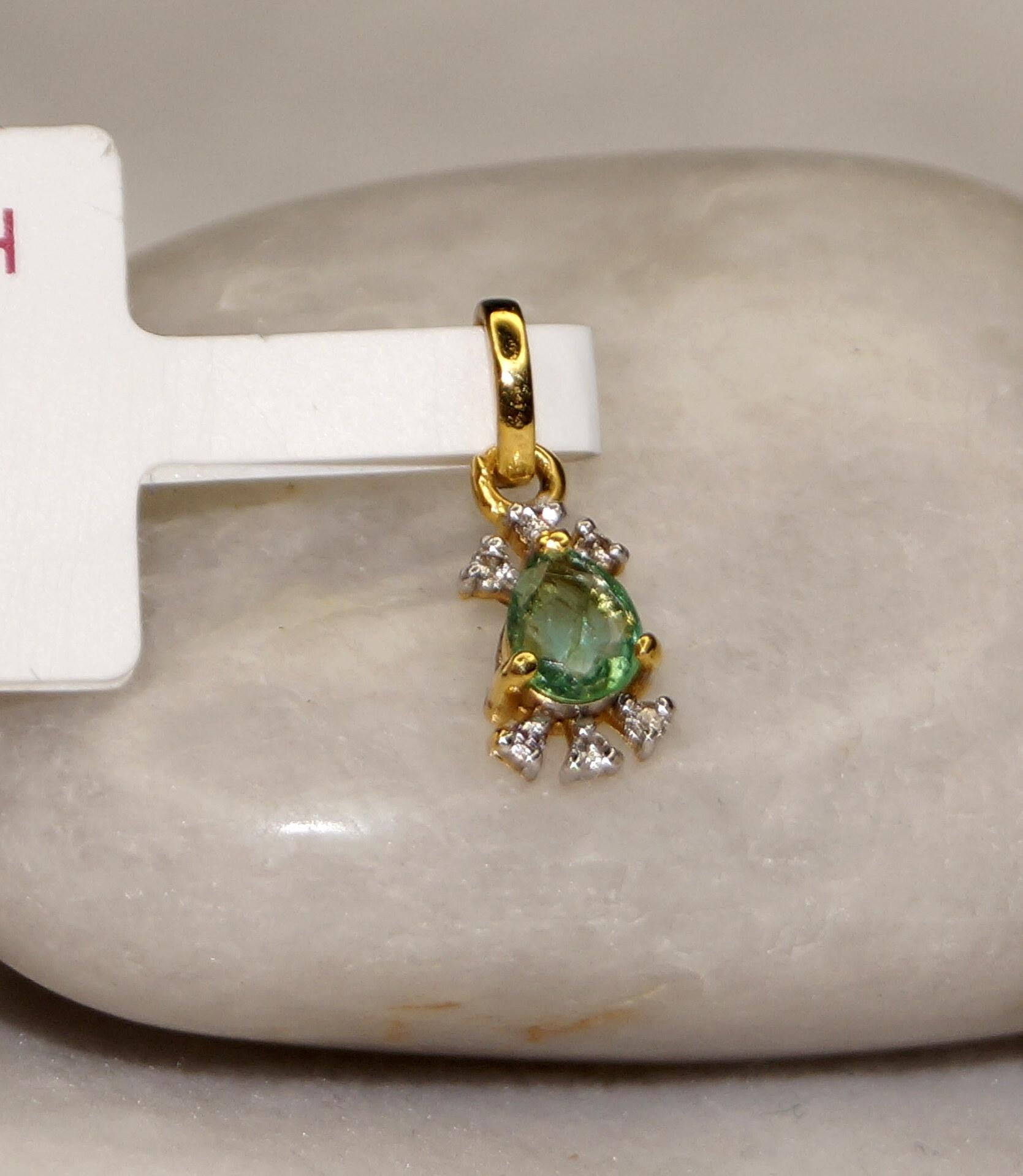 Art Nouveau IGI Certified Diamond Natural Emerald Diamond Pendant Hallmark 18K Gold Pendant For Sale