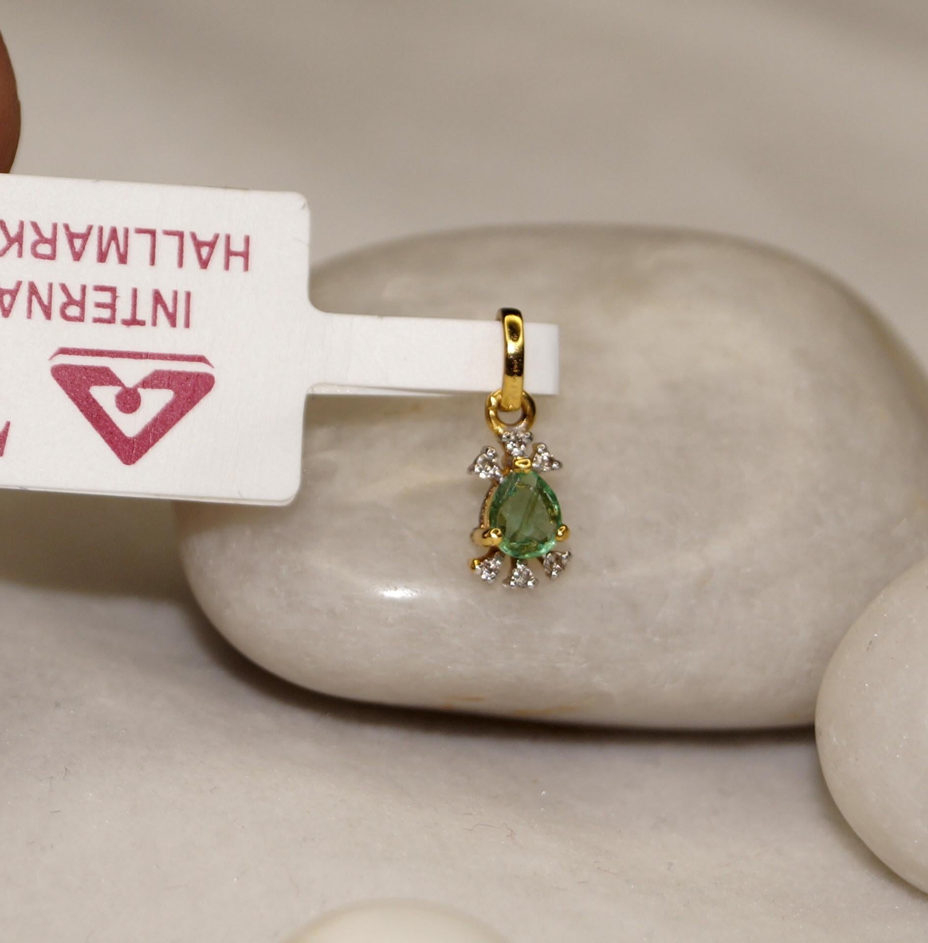 Pear Cut IGI Certified Diamond Natural Emerald Diamond Pendant Hallmark 18K Gold Pendant For Sale