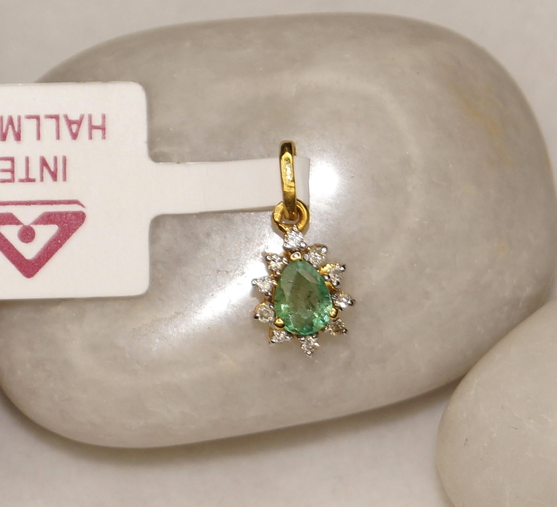 Pear Cut IGI Certified Natural Diamond Emerald Gold Pendant Hallmark 18K Gold Pendant  For Sale