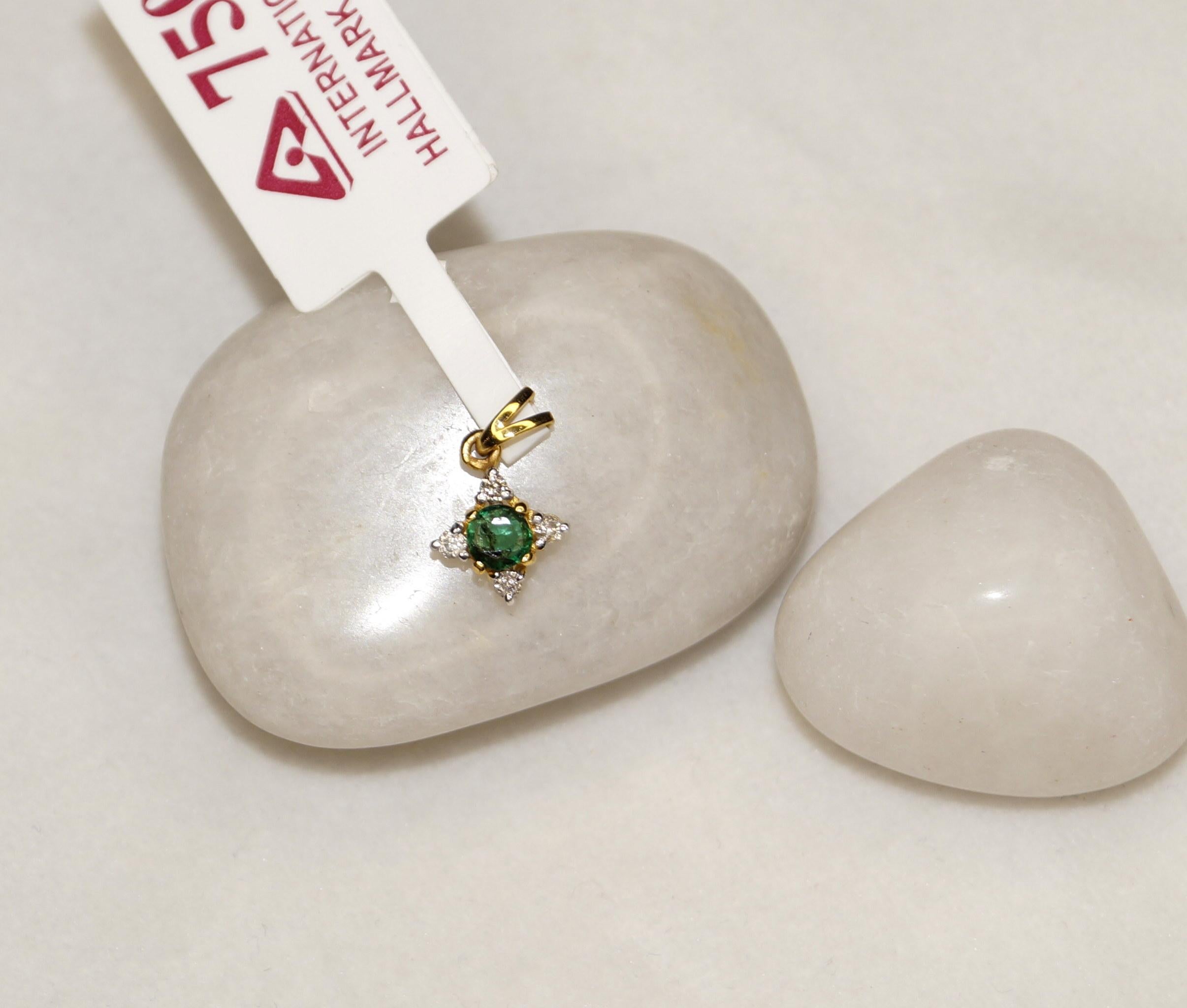 Round Cut IGI Certified Diamond Natural Emerald Diamond Pendant Hallmark 18K Gold Pendant For Sale