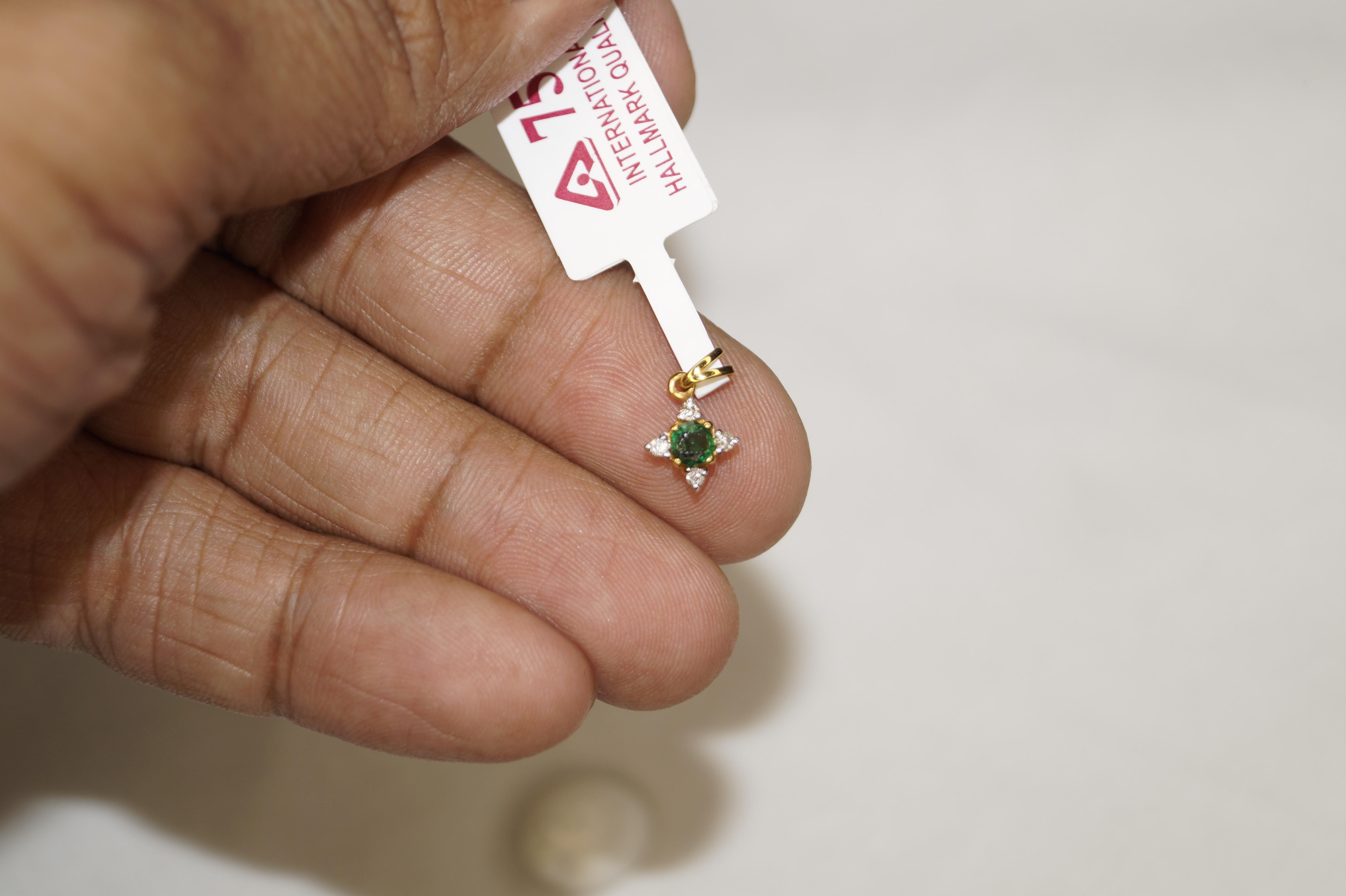 IGI Certified Diamond Natural Emerald Diamond Pendant Hallmark 18K Gold Pendant In New Condition For Sale In Delhi, DL