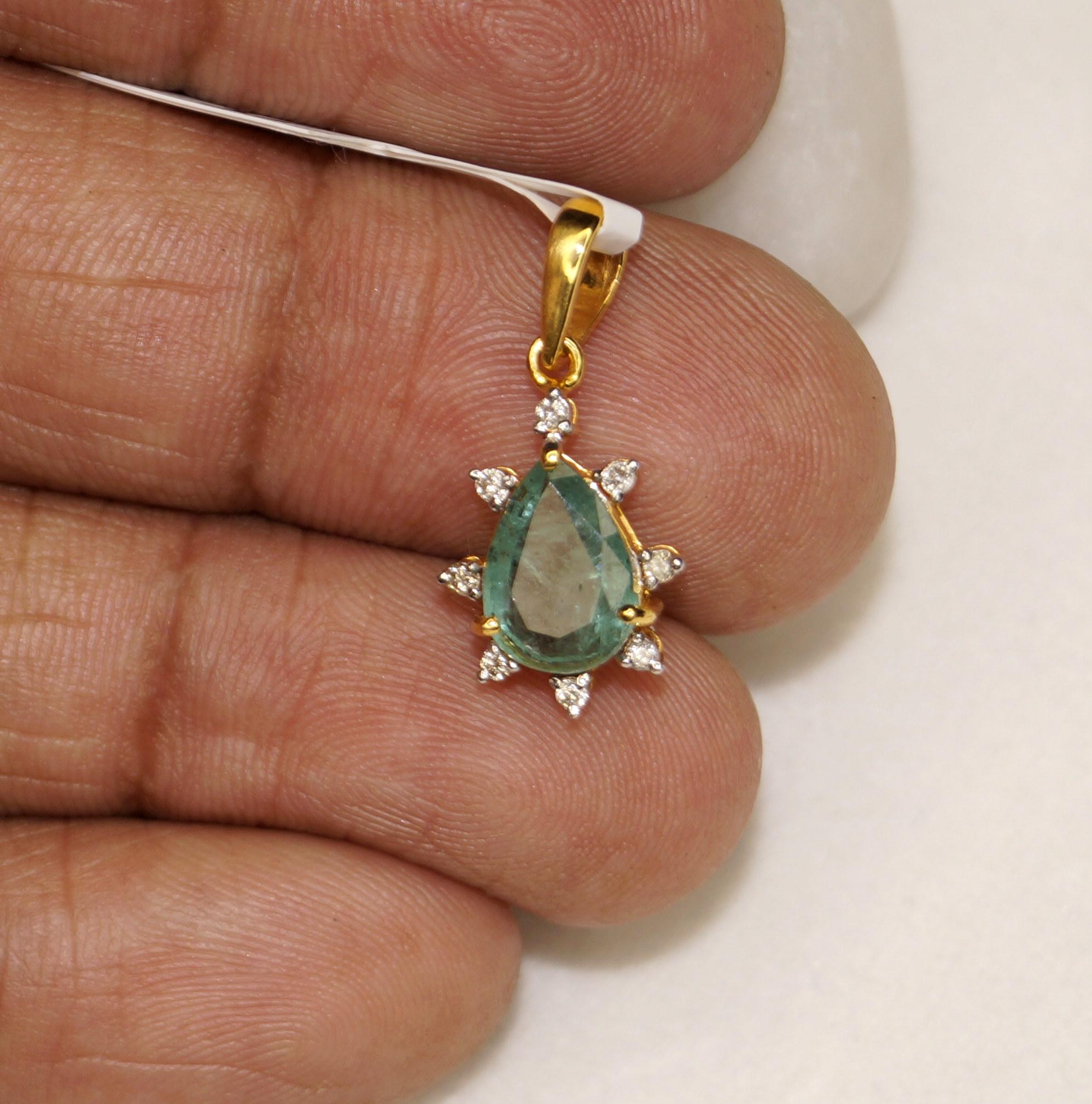IGI Certified Natural Diamond 1.50Ctw Emerald Pendant Hallmark 18K Gold Pendant In New Condition For Sale In Delhi, DL