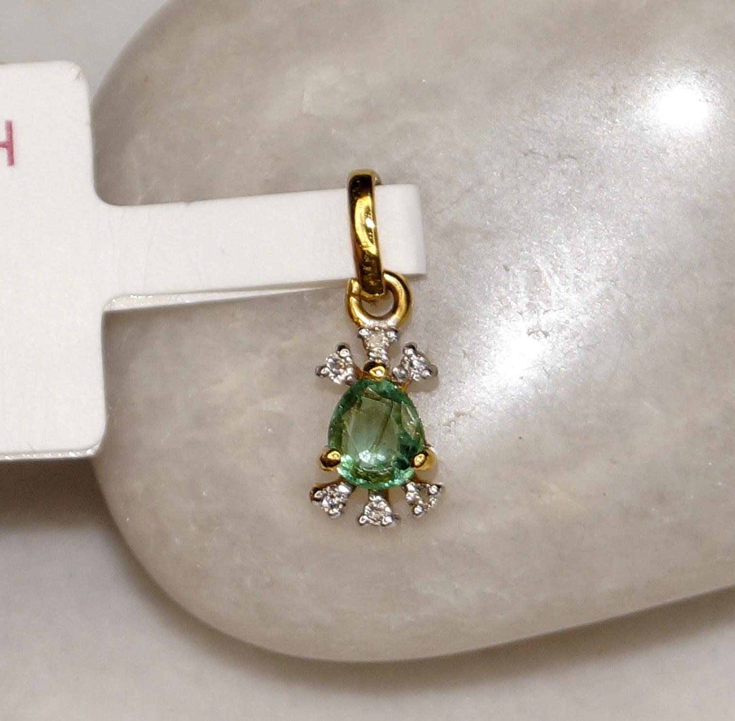 Women's or Men's IGI Certified Diamond Natural Emerald Diamond Pendant Hallmark 18K Gold Pendant For Sale