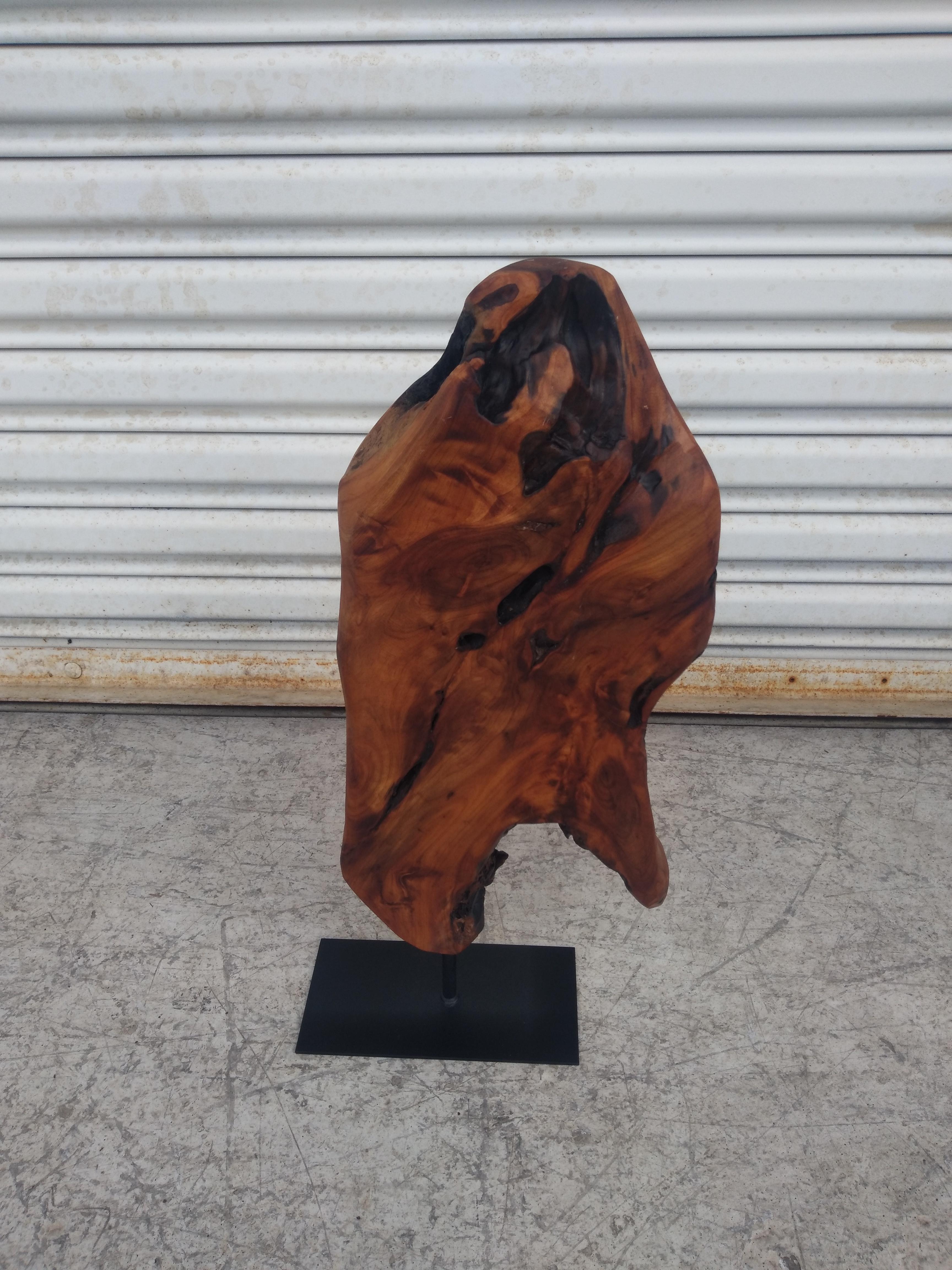 Scultura astratta naturale in legno di radica su supporto in metallo In condizioni buone in vendita a Pasadena, TX