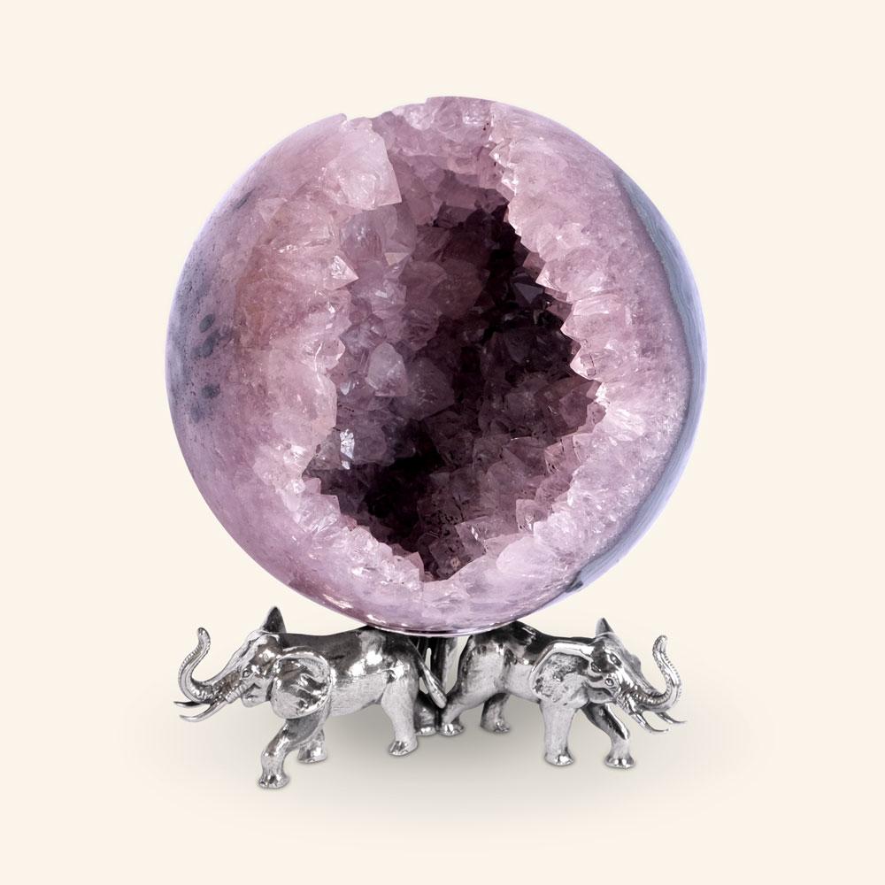 The natural agate crystal sphere in blue and purple colors is a decorative piece that can be hold by different bases that we do in Sterling Silver 925. 





