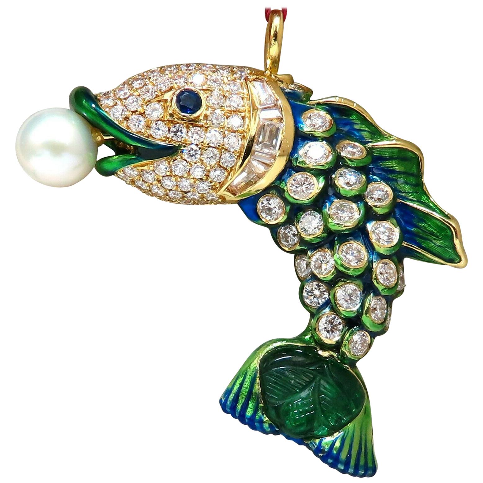 Pendentif en forme de poisson en or 18 carats avec perle Akoya naturelle, saphir, émeraude et diamants et émail