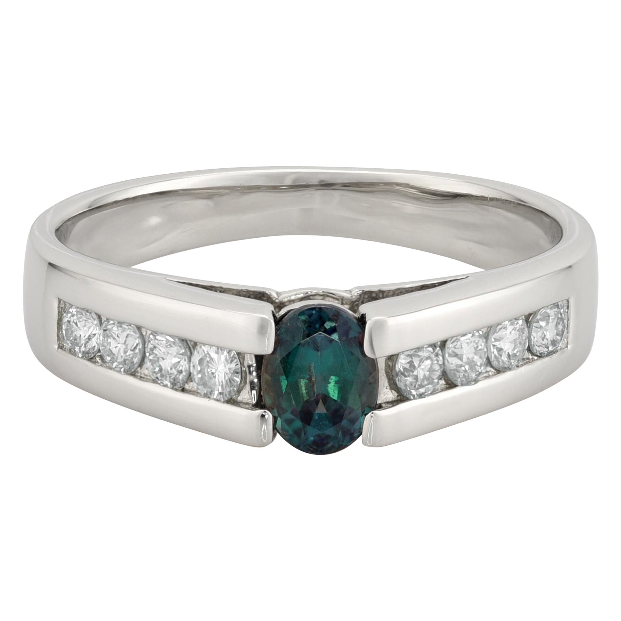 Alejandrita Natural 0.40 quilates engastada en Anillo de Platino c Diamantes con Informe GIA