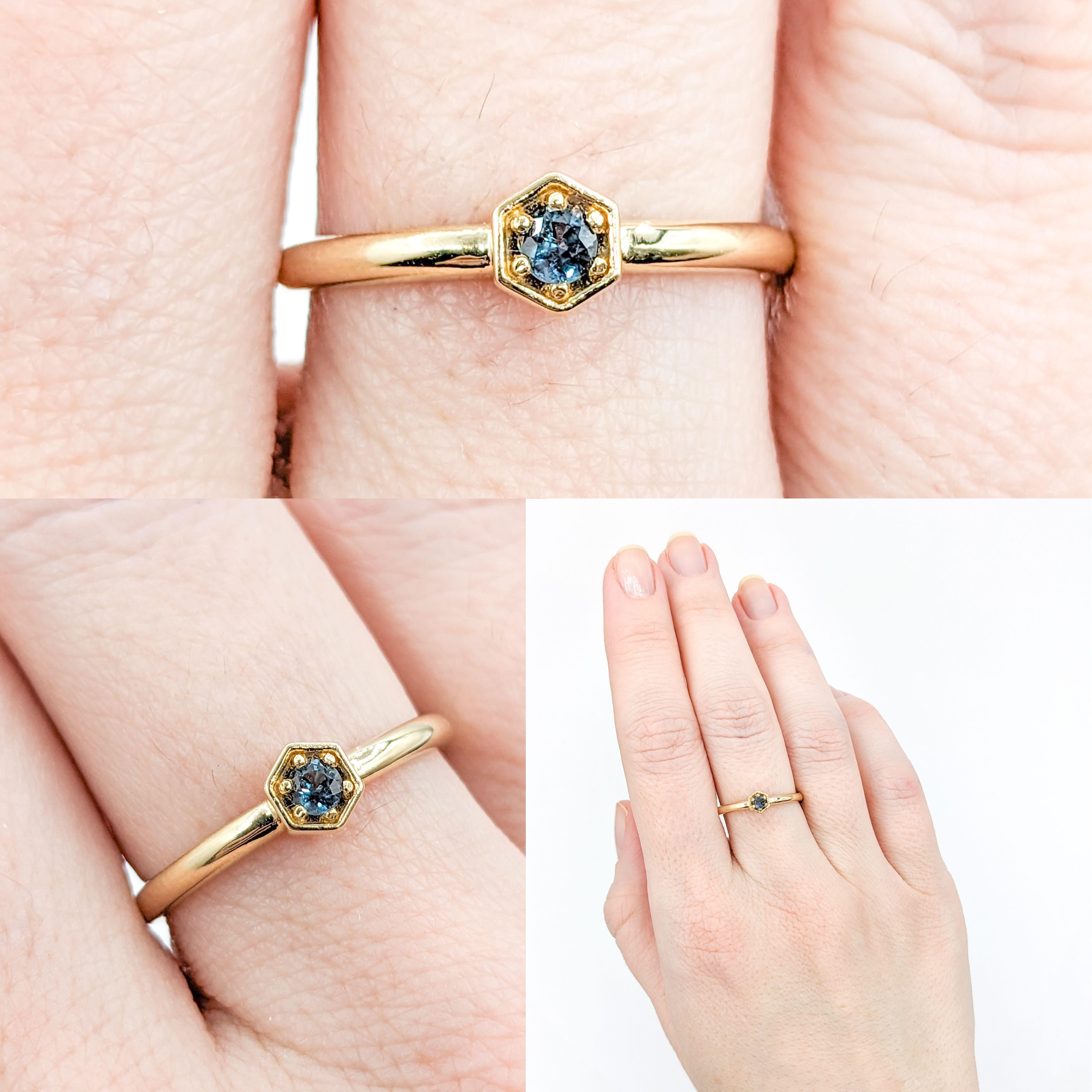 Natürlicher Alexandrit Ring in Gelbgold

Wir präsentieren diesen wunderschönen Solitärring, der in 14-karätigem Gelbgold gefertigt ist. Er ist mit einem brasilianischen Alexandrit von 0,10 Karat geschmückt, der für seine auffälligen