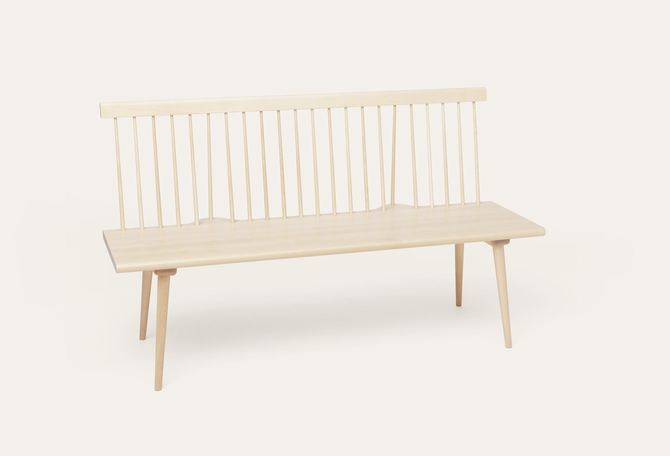 Sofá Natural Along birch de Storängen Design
Dimensiones: P 52 x A 150 x Alt 87 x SH 45 cm
Materiales: madera de abedul.
También disponible en otros colores y con cojín de asiento.

A lo largo puede ser tan largo como quieras. Cada módulo se