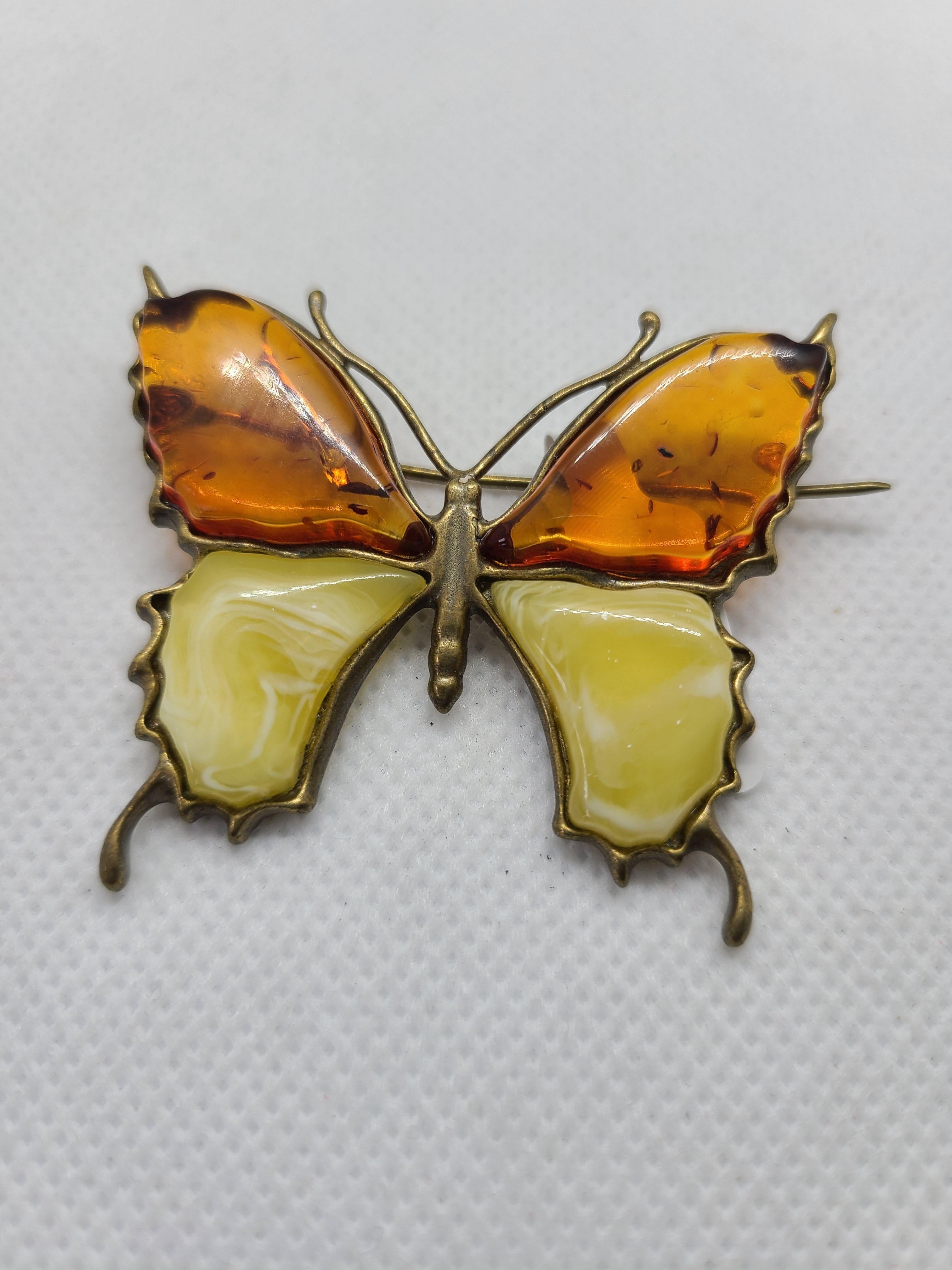 Natural Amber Butterfly Design Brooch In Good Condition For Sale In Pasadena, CA